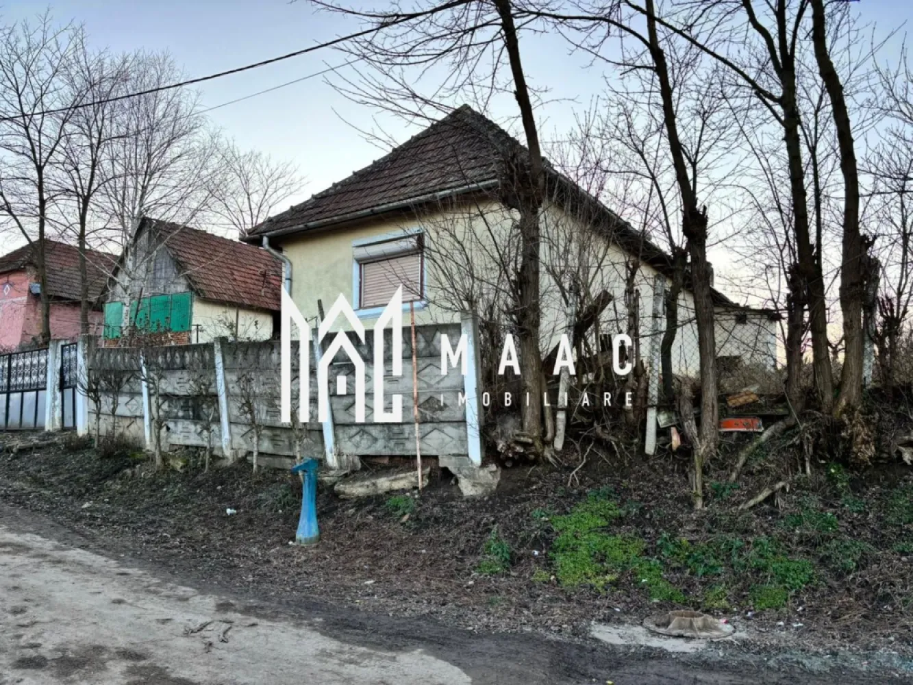 Casa 4 camere | 40 MPU | Curte 1.151MP | Teren 2.359 MP | Alba Iulia | Ohaba - MAAC Imobiliare vă propune spre vânzare o proprietate cu teren generos, pretabilă pentru investiție, situată într-o zonă cu acces direct din drum asfaltat.

 Detalii proprietate:

Casă:

Suprafață construită: 50 mp
Suprafață utilă: 40 mp
Compartimentare: 4 camere
Necesită renovare
Utilități existente: curent electric, apă (racord + fântână), canalizare

Anexe:

Șură și grajd din cărămidă cu acoperiș din țiglă
Suprafață construită anexe: 87 mp
Alte construcții: 10,5 mp suprafață construită

 Teren:

Curți construcții: 1.151 mp
Teren arabil (grădină): 2.359 mp
Grădina beneficiază de ieșire directă la drum asfaltat

 Avantaje:

Acces facil din drum asfaltat
Suprafață mare de teren, ideală pentru dezvoltare
Proprietate pretabilă pentru investiție (renovare, extindere, parcelare, activități agricole sau rezidențiale)
Utilități existente pe proprietate

Pentru mai multe detalii precizati telefonic ca ati vazut anuntul cu ID: CP2862110