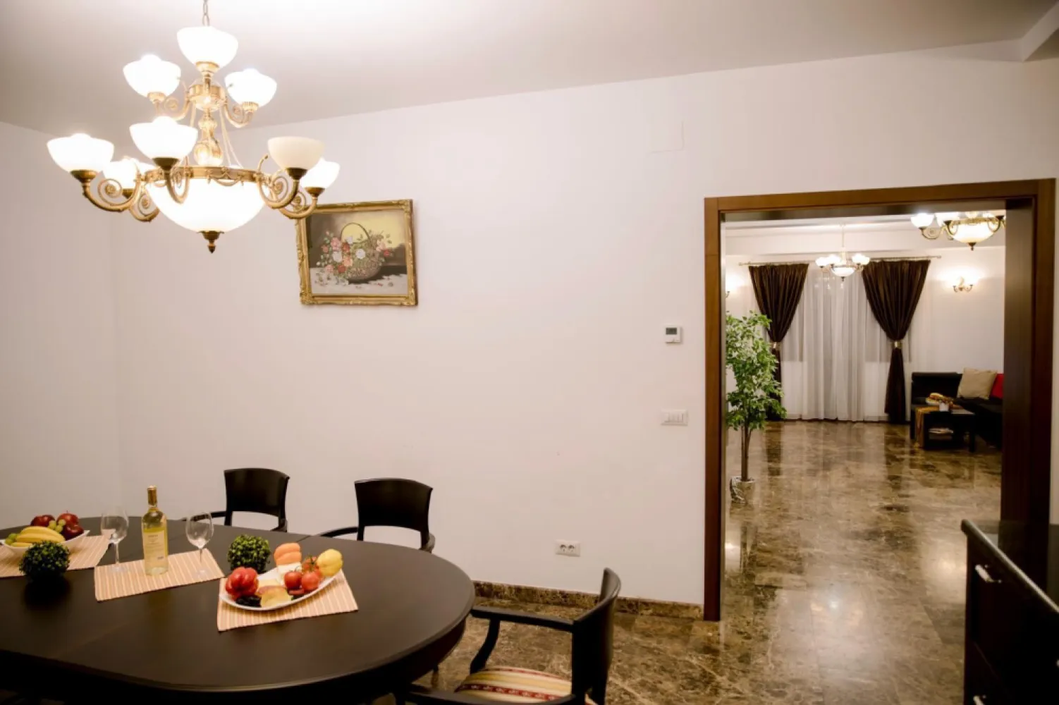 Universitate apartament 5 camere 220 mp de inchiriat - K Imobiare prezinta in zona Univertate bloc fara risc seismic stradal , apartament 5 camere , 3 balcoane , 3 gruouri sanitare , suprafata 220 mp , mobilat si utilat complet , centrala termica de apartament , incalzire in pardoseala.