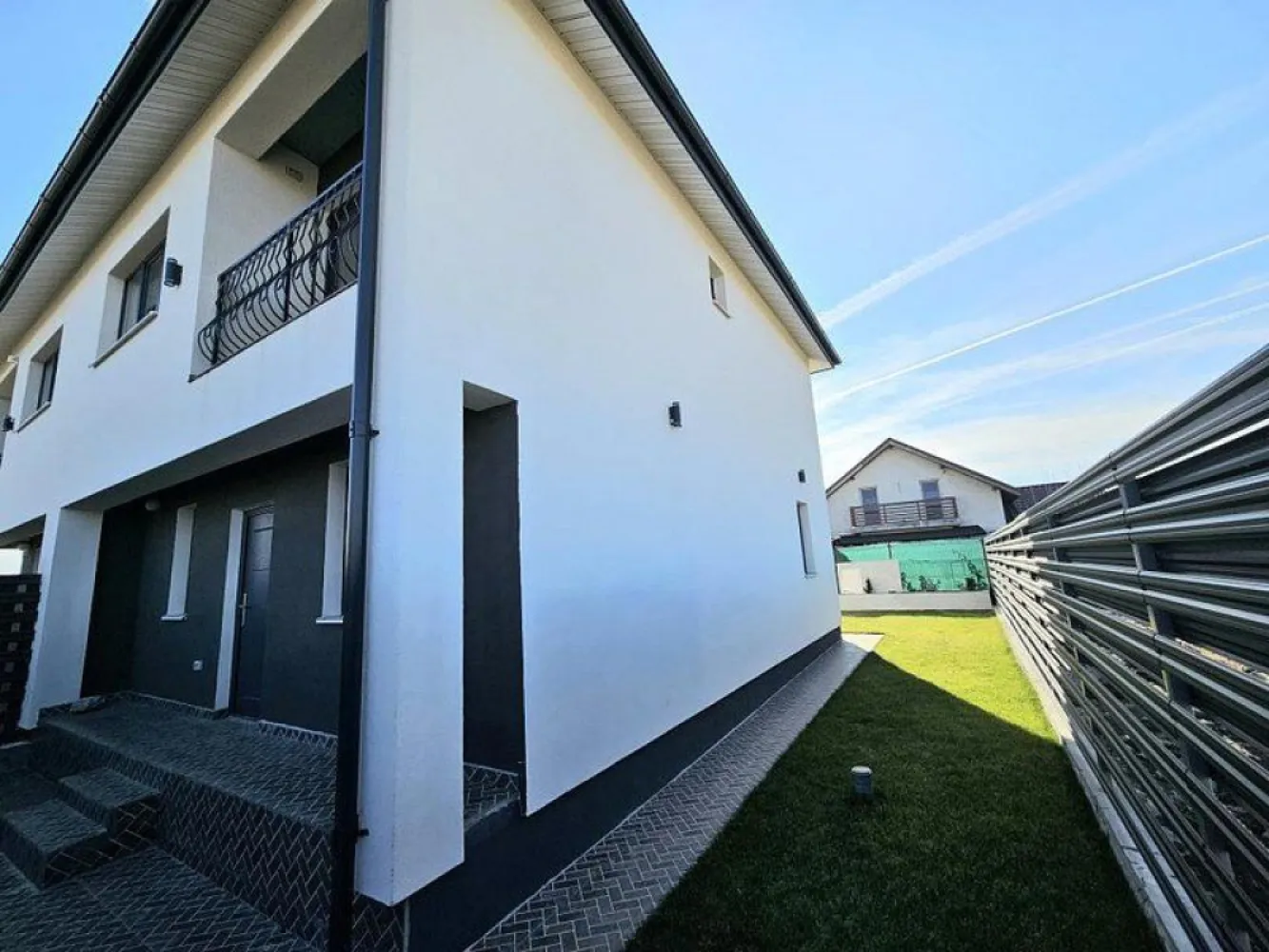 Glina de vanzare vila noua 4 camere particular - Particular vand zona Glina stadion , zona noua , vila cuplata P+1 , 4 camere decomandate , 2 bai , suprafata 130 mp , constructie 2023 , curte amenajata , toate utilitatile.