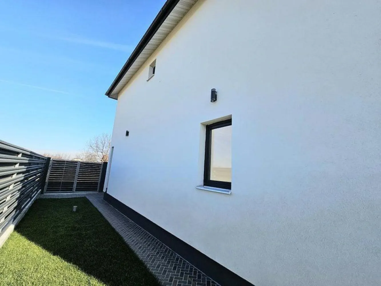 Glina de vanzare vila noua 4 camere particular - Particular vand zona Glina stadion , zona noua , vila cuplata P+1 , 4 camere decomandate , 2 bai , suprafata 130 mp , constructie 2023 , curte amenajata , toate utilitatile.