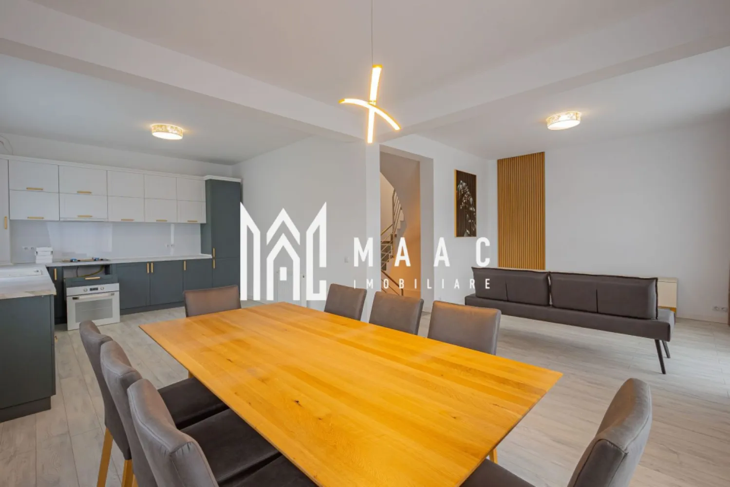 Casă în Cisnădioara I 550 mp Teren I 177 mp utili I Vedere catre Cetate - MAAC Imobiliare vă propune spre vânzare o casă individuală premium, situată într-un ansamblu rezidențial exclusivist din Cisnădioara, județul Sibiu, ideală pentru cei care caută liniște, natură și acces rapid către oraș.

Ansamblul este format din 18 case individuale, concepute pentru un stil de viață modern, cu accent pe intimitate și calitate. Proprietatea are regim de înălțime D+P+E și se vinde complet mobilată și utilată, fiind gata pentru mutare imediată.

Amplasare într-o zonă naturală deosebită, ideală pentru plimbări și activități în aer liber
Acces rapid, aproximativ 20 de minute, către:
Centrul municipiului Sibiu
Aeroportul Internațional Sibiu
Stațiunea montană Păltiniș
Acces pe șosea modernă, într-un cadru natural spectaculos
Priveliști către zona Cetății Cisnădioara

Caracteristici proprietate
Suprafață teren: 550 mp
Suprafață utilă: 177 mp
Suprafață construită desfășurată: 272 mp
Terase și balcoane generoase
Curte proprie, ideală pentru relaxare și activități în aer liber

Compartimentare
3 dormitoare
3 băi
Living spațios cu zonă de dining
Bucătărie complet echipată
Terase și balcoane pentru relaxare
Spații de depozitare

Preț și modalități de achiziție
Preț: 310.000 euro + TVA

Modalități de plată:
Cash
Credit bancar
Rate direct la dezvoltator:
Avans minim 50% + TVA
Diferența achitată în maximum 10 ani

O alegere excelentă pentru cei care își doresc o casă premium într-un ansamblu select, cu toate beneficiile naturii și acces rapid către Sibiu, la un preț mai accesibil în cadrul proiectului.

Pentru detalii suplimentare, consultanță sau programarea unei vizionări, va rugăm să ne contactati specificand ID: CP2862757.
