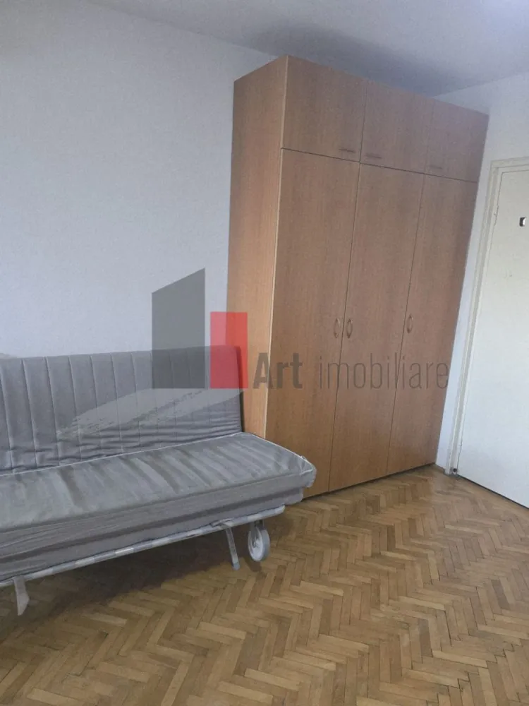 Garsoniera Costin Georgian - De închiriat garsonieră, zona Constantin Georgian
Se oferă spre închiriere o garsonieră modestă, confort 2, ideală pentru o persoană.
Detalii despre garsonieră:
Adresă: Strada C-tin Georgian, bl. cu 10 etaje, , etajul 3.
Dotări: Garsoniera este mobilată și utilată, incluzând mașină de spălat, aer condiționat, aragaz și frigider. Are gaz.
Stare: Nu dispune de îmbunătățiri, fiind ideală pentru cineva care caută o locuință simplă și funcțională, la un preț decent.
Detalii despre zonă:
Transport: Locația este excelentă pentru navetă. Stația de metrou Constantin Georgian este la doar 100 de metri, facilitând accesul rapid către orice zonă a orașului. De asemenea, în apropiere se găsesc stații pentru liniile de autobuz 253, 311, 102 și troleibuz 69, 90.
Parcuri și agrement: Pentru relaxare, Parcul Morarilor se află la o distanță scurtă de mers pe jos, oferind un spațiu verde unde te poți plimba sau alerga.
Alte facilități: În zonă ai acces rapid la magazine, farmacii și alte servicii.
Condiții de închiriere:
Chirie: 290 e in avans, garantie 290 e Comision agentie 50% din prima luna de chirie.
Se solicită: Maximă seriozitate din partea chiriașului.
Pentru mai multe informații și pentru a stabili o vizionare, vă rugăm ne contactati.