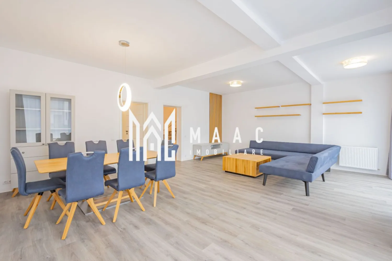 Casă în Cisnădioara I 550 mp Teren I 177 mp utili I Vedere catre Cetate - MAAC Imobiliare vă propune spre vânzare o casă individuală premium, situată într-un ansamblu rezidențial exclusivist din Cisnădioara, județul Sibiu, ideală pentru cei care caută liniște, natură și acces rapid către oraș.

Ansamblul este format din 18 case individuale, concepute pentru un stil de viață modern, cu accent pe intimitate și calitate. Proprietatea are regim de înălțime D+P+E și se vinde complet mobilată și utilată, fiind gata pentru mutare imediată.

Amplasare într-o zonă naturală deosebită, ideală pentru plimbări și activități în aer liber
Acces rapid, aproximativ 20 de minute, către:
Centrul municipiului Sibiu
Aeroportul Internațional Sibiu
Stațiunea montană Păltiniș
Acces pe șosea modernă, într-un cadru natural spectaculos
Priveliști către zona Cetății Cisnădioara

Caracteristici proprietate
Suprafață teren: 550 mp
Suprafață utilă: 177 mp
Suprafață construită desfășurată: 272 mp
Terase și balcoane generoase
Curte proprie, ideală pentru relaxare și activități în aer liber

Compartimentare
3 dormitoare
3 băi
Living spațios cu zonă de dining
Bucătărie complet echipată
Terase și balcoane pentru relaxare
Spații de depozitare

Preț și modalități de achiziție
Preț: 310.000 euro + TVA

Modalități de plată:
Cash
Credit bancar
Rate direct la dezvoltator:
Avans minim 50% + TVA
Diferența achitată în maximum 10 ani

O alegere excelentă pentru cei care își doresc o casă premium într-un ansamblu select, cu toate beneficiile naturii și acces rapid către Sibiu, la un preț mai accesibil în cadrul proiectului.

Pentru detalii suplimentare, consultanță sau programarea unei vizionări, va rugăm să ne contactati specificand ID: CP2862757.