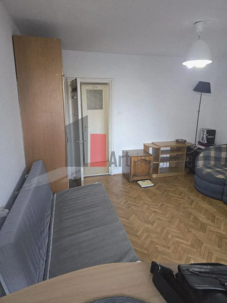 Garsoniera Costin Georgian - De închiriat garsonieră, zona Constantin Georgian
Se oferă spre închiriere o garsonieră modestă, confort 2, ideală pentru o persoană.
Detalii despre garsonieră:
Adresă: Strada C-tin Georgian, bl. cu 10 etaje, , etajul 3.
Dotări: Garsoniera este mobilată și utilată, incluzând mașină de spălat, aer condiționat, aragaz și frigider. Are gaz.
Stare: Nu dispune de îmbunătățiri, fiind ideală pentru cineva care caută o locuință simplă și funcțională, la un preț decent.
Detalii despre zonă:
Transport: Locația este excelentă pentru navetă. Stația de metrou Constantin Georgian este la doar 100 de metri, facilitând accesul rapid către orice zonă a orașului. De asemenea, în apropiere se găsesc stații pentru liniile de autobuz 253, 311, 102 și troleibuz 69, 90.
Parcuri și agrement: Pentru relaxare, Parcul Morarilor se află la o distanță scurtă de mers pe jos, oferind un spațiu verde unde te poți plimba sau alerga.
Alte facilități: În zonă ai acces rapid la magazine, farmacii și alte servicii.
Condiții de închiriere:
Chirie: 290 e in avans, garantie 290 e Comision agentie 50% din prima luna de chirie.
Se solicită: Maximă seriozitate din partea chiriașului.
Pentru mai multe informații și pentru a stabili o vizionare, vă rugăm ne contactati.