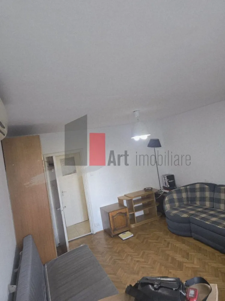 Garsoniera Costin Georgian - De închiriat garsonieră, zona Constantin Georgian
Se oferă spre închiriere o garsonieră modestă, confort 2, ideală pentru o persoană.
Detalii despre garsonieră:
Adresă: Strada C-tin Georgian, bl. cu 10 etaje, , etajul 3.
Dotări: Garsoniera este mobilată și utilată, incluzând mașină de spălat, aer condiționat, aragaz și frigider. Are gaz.
Stare: Nu dispune de îmbunătățiri, fiind ideală pentru cineva care caută o locuință simplă și funcțională, la un preț decent.
Detalii despre zonă:
Transport: Locația este excelentă pentru navetă. Stația de metrou Constantin Georgian este la doar 100 de metri, facilitând accesul rapid către orice zonă a orașului. De asemenea, în apropiere se găsesc stații pentru liniile de autobuz 253, 311, 102 și troleibuz 69, 90.
Parcuri și agrement: Pentru relaxare, Parcul Morarilor se află la o distanță scurtă de mers pe jos, oferind un spațiu verde unde te poți plimba sau alerga.
Alte facilități: În zonă ai acces rapid la magazine, farmacii și alte servicii.
Condiții de închiriere:
Chirie: 290 e in avans, garantie 290 e Comision agentie 50% din prima luna de chirie.
Se solicită: Maximă seriozitate din partea chiriașului.
Pentru mai multe informații și pentru a stabili o vizionare, vă rugăm ne contactati.
