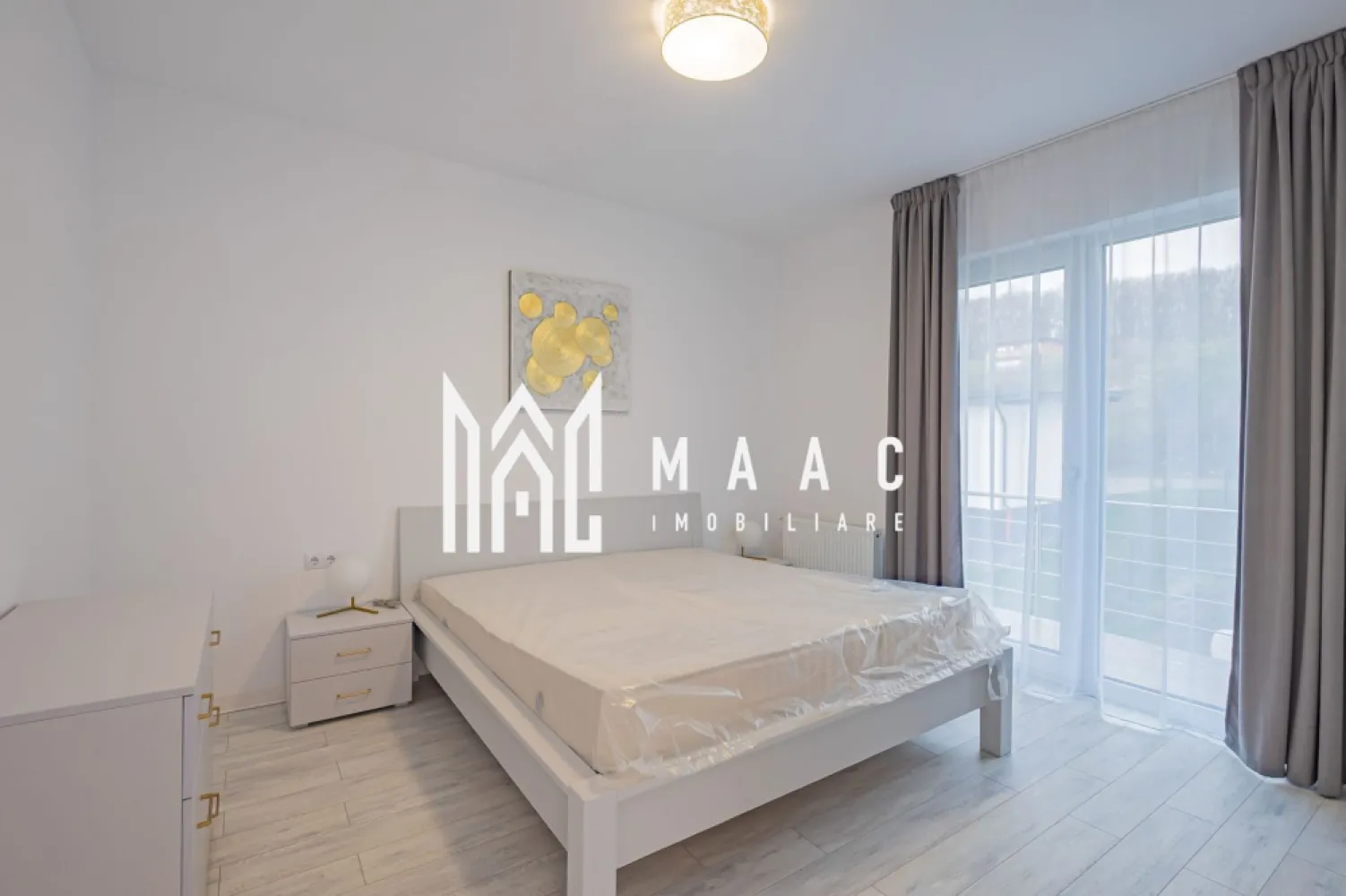 Casă în Cisnădioara I 550 mp Teren I 177 mp utili I Vedere catre Cetate - MAAC Imobiliare vă propune spre vânzare o casă individuală premium, situată într-un ansamblu rezidențial exclusivist din Cisnădioara, județul Sibiu, ideală pentru cei care caută liniște, natură și acces rapid către oraș.

Ansamblul este format din 18 case individuale, concepute pentru un stil de viață modern, cu accent pe intimitate și calitate. Proprietatea are regim de înălțime D+P+E și se vinde complet mobilată și utilată, fiind gata pentru mutare imediată.

Amplasare într-o zonă naturală deosebită, ideală pentru plimbări și activități în aer liber
Acces rapid, aproximativ 20 de minute, către:
Centrul municipiului Sibiu
Aeroportul Internațional Sibiu
Stațiunea montană Păltiniș
Acces pe șosea modernă, într-un cadru natural spectaculos
Priveliști către zona Cetății Cisnădioara

Caracteristici proprietate
Suprafață teren: 550 mp
Suprafață utilă: 177 mp
Suprafață construită desfășurată: 272 mp
Terase și balcoane generoase
Curte proprie, ideală pentru relaxare și activități în aer liber

Compartimentare
3 dormitoare
3 băi
Living spațios cu zonă de dining
Bucătărie complet echipată
Terase și balcoane pentru relaxare
Spații de depozitare

Preț și modalități de achiziție
Preț: 310.000 euro + TVA

Modalități de plată:
Cash
Credit bancar
Rate direct la dezvoltator:
Avans minim 50% + TVA
Diferența achitată în maximum 10 ani

O alegere excelentă pentru cei care își doresc o casă premium într-un ansamblu select, cu toate beneficiile naturii și acces rapid către Sibiu, la un preț mai accesibil în cadrul proiectului.

Pentru detalii suplimentare, consultanță sau programarea unei vizionări, va rugăm să ne contactati specificand ID: CP2862757.