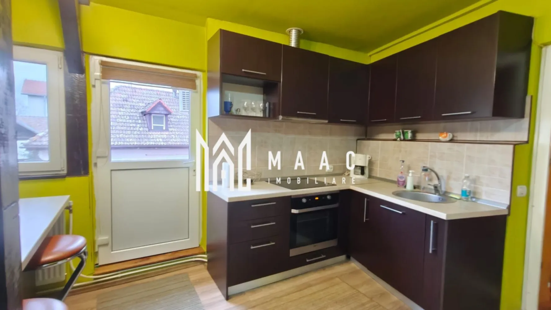 Apartament 3 camere la casa I Curte I 55 MPU I Selimbar - MAAC Imobiliare vă propune spre închiriere un apartament cu 3 camere situat în Selimbar într-o zonă liniștită. 

Apartamentul dispune de o suprafață utilă de 55 mp și este compartimentat eficient, oferind un spațiu confortabil și primitor, ideal pentru un stil de viață modern.

Locuința este compusă dintr-un dormitor luminos, bucătărie complet mobilată și utilată, baie și zonă de birou, perfectă pentru lucru de acasă sau studiu. Apartamentul beneficiază de centrală proprie, mașină de spălat și toate facilitățile necesare pentru confortul de zi cu zi.

Imobilul este situat într-o zonă liniștită și apreciată, cu acces facil către punctele de interes din împrejurimi. Zona oferă un ambient plăcut, ideal pentru relaxare, fiind potrivită atât pentru cupluri, cât și pentru persoane care își doresc confort și intimitate.

Pentru mai multe detalii și programarea unei vizionări, precizați telefonic că ați văzut anunțul cu CP3094483