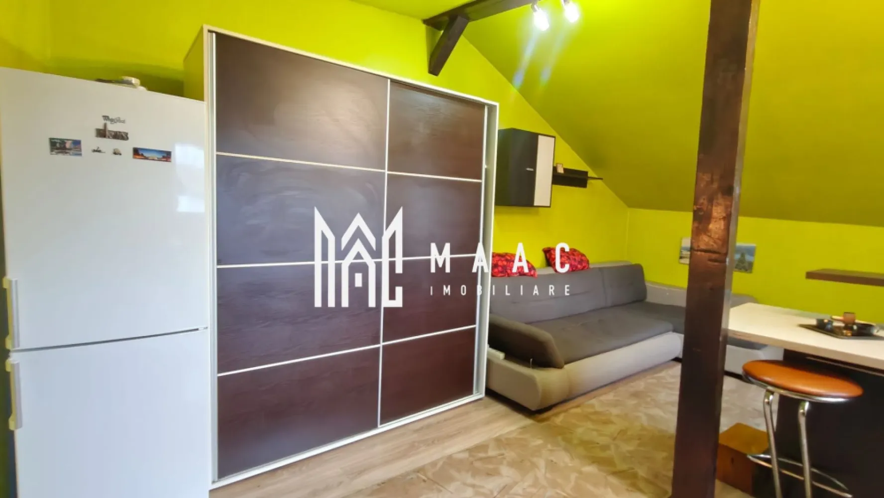 Apartament 3 camere la casa I Curte I 55 MPU I Selimbar - MAAC Imobiliare vă propune spre închiriere un apartament cu 3 camere situat în Selimbar într-o zonă liniștită. 

Apartamentul dispune de o suprafață utilă de 55 mp și este compartimentat eficient, oferind un spațiu confortabil și primitor, ideal pentru un stil de viață modern.

Locuința este compusă dintr-un dormitor luminos, bucătărie complet mobilată și utilată, baie și zonă de birou, perfectă pentru lucru de acasă sau studiu. Apartamentul beneficiază de centrală proprie, mașină de spălat și toate facilitățile necesare pentru confortul de zi cu zi.

Imobilul este situat într-o zonă liniștită și apreciată, cu acces facil către punctele de interes din împrejurimi. Zona oferă un ambient plăcut, ideal pentru relaxare, fiind potrivită atât pentru cupluri, cât și pentru persoane care își doresc confort și intimitate.

Pentru mai multe detalii și programarea unei vizionări, precizați telefonic că ați văzut anunțul cu CP3094483