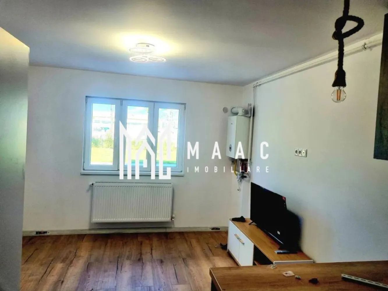 Garsonieră | 21 MPU | Lazaret - MAAC Imobiliare vă propune spre închiriere o garsonieră modernă și primitoare, situată la parterul unui bloc nou, izolat termic, prevăzut cu lift – alegerea ideală pentru cei care își doresc confort, liniște și un spațiu gata de mutare.

Locuința este compartimentată eficient și cuprinde:

cameră spațioasă și luminoasă
hol
bucătărie separată
baie

Garsoniera se închiriază complet mobilată și utilată cu mobilier nou și electrocasnice noi:

frigider
mașină de spălat
TV
hotă
cuptor și plită electrică

Confortul termic este asigurat de centrala proprie Bosch, iar blocul nou și bine izolat oferă un ambient plăcut în orice sezon.

Ideală pentru o persoană sau un cuplu care caută un cămin modern, curat și pregătit pentru mutare imediată.

Pentru informații suplimentare, menționează codul ID: CP3081689