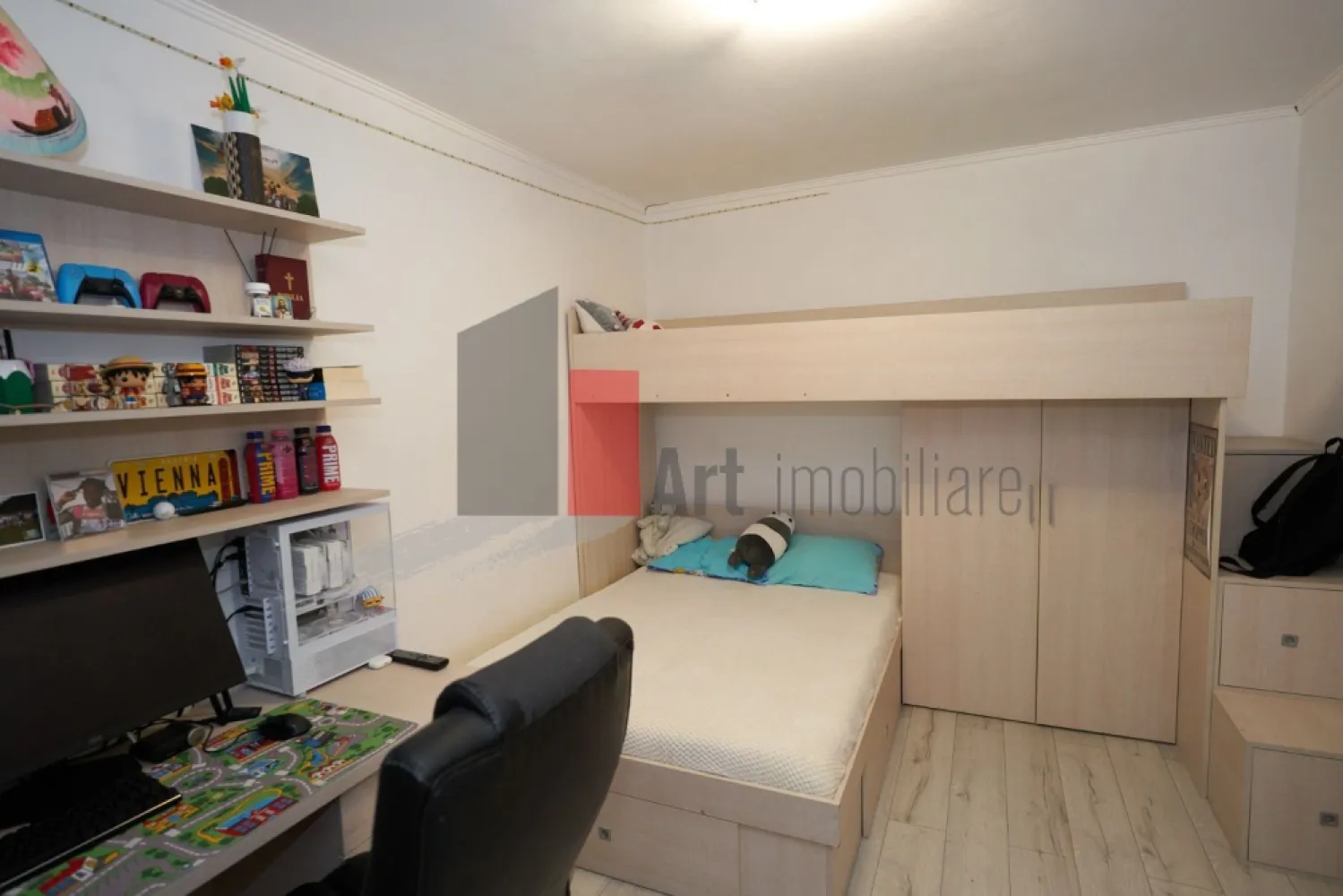Vânzare apartament 2 camere - metrou Dristor- IOR - Vă propun spre achiziție un apartament semidecomandat de 2 camere, luminos, situat la etajul 3/10.

Complet renovat, are instalațiile electrice și sanitare schimbate. Baia are geam, pentru aerisire proprie. Suprafața utilă totală este de 51,34 mp, care include și suprafața balconului, 3,77 mp. Ușile, parchetul au fost schimbate, iar balconul a fost închis.

Apartamentul se vinde mobilat și utilat.
Imobilul este izolat termic și nu este inclus în nici o clasă de risc sau de urgență.
Este situat la 10-15 minute de mers pe jos de stația de metrou Dristor, respectiv la 5 minute de Park Lake și Parcul Cuza.
Mijloacele de transport în comun sunt la mică distanță: 311, 330, 69, 79, N104, 640; 23, 27.

În apropiere sunt Școala 86, Grădinița 67, Parcul IOR, Mallul Park Lake. Imobilul beneficiază de spații verzi și locuri de joacă pentru copii.

Apartamentul este pretabil atât ca locuință, cât și ca investiție, putând fi închiriat imediat.

Pentru mai multe detalii și programarea unei vizionări, vă stau cu drag la dispoziție!