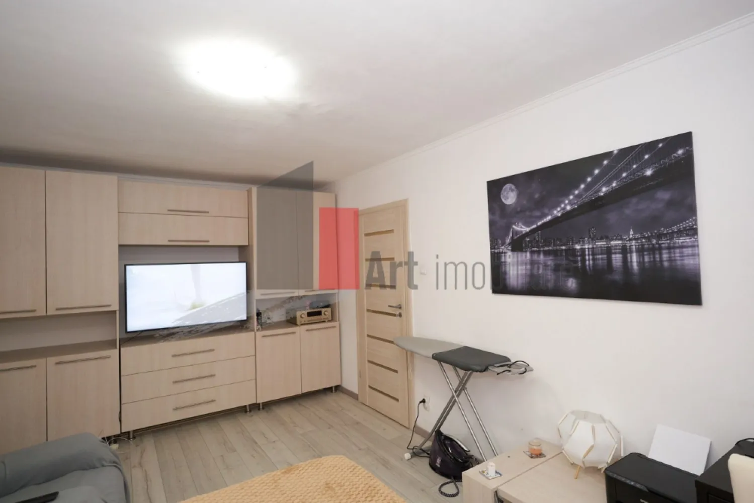 Vânzare apartament 2 camere - metrou Dristor- IOR - Vă propun spre achiziție un apartament semidecomandat de 2 camere, luminos, situat la etajul 3/10.

Complet renovat, are instalațiile electrice și sanitare schimbate. Baia are geam, pentru aerisire proprie. Suprafața utilă totală este de 51,34 mp, care include și suprafața balconului, 3,77 mp. Ușile, parchetul au fost schimbate, iar balconul a fost închis.

Apartamentul se vinde mobilat și utilat.
Imobilul este izolat termic și nu este inclus în nici o clasă de risc sau de urgență.
Este situat la 10-15 minute de mers pe jos de stația de metrou Dristor, respectiv la 5 minute de Park Lake și Parcul Cuza.
Mijloacele de transport în comun sunt la mică distanță: 311, 330, 69, 79, N104, 640; 23, 27.

În apropiere sunt Școala 86, Grădinița 67, Parcul IOR, Mallul Park Lake. Imobilul beneficiază de spații verzi și locuri de joacă pentru copii.

Apartamentul este pretabil atât ca locuință, cât și ca investiție, putând fi închiriat imediat.

Pentru mai multe detalii și programarea unei vizionări, vă stau cu drag la dispoziție!
