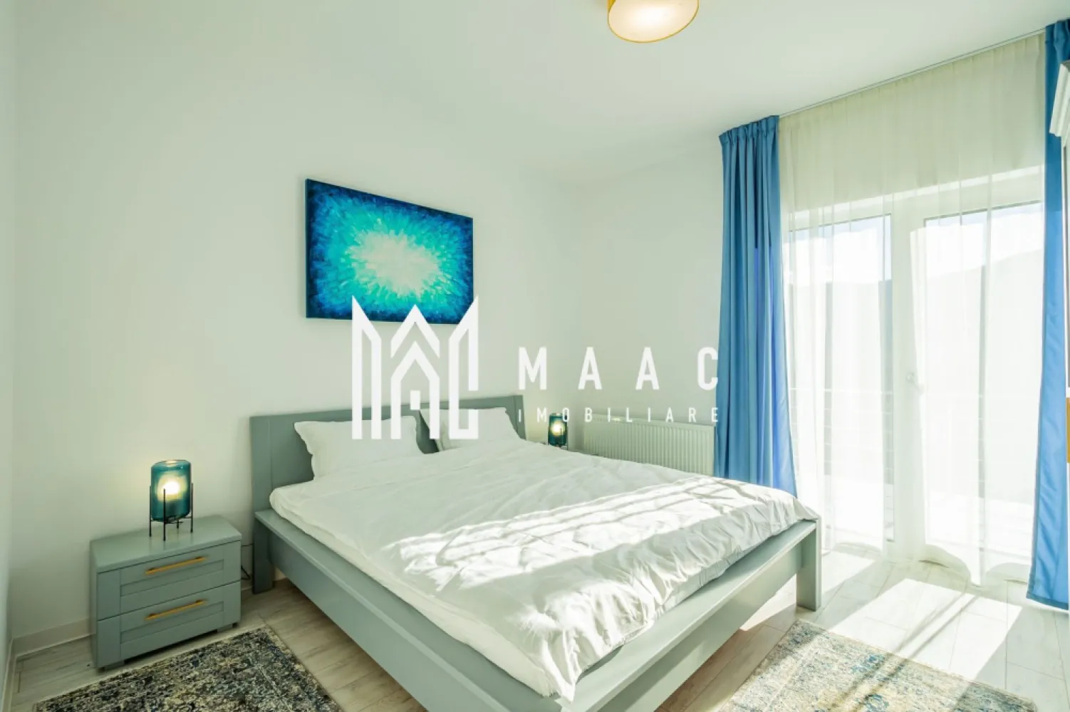 Casă Premium în Cisnădioara I 177 mp I Vedere catre Cetate - MAAC Imobiliare vă propune spre vânzare o proprietate exclusivistă, situată într-un ansamblu rezidențial premium din localitatea Cisnădioara, județul Sibiu, una dintre cele mai apreciate zone rezidențiale din apropierea orașului.

Ansamblul este format din 18 case individuale, concepute pentru a oferi intimitate, confort și un standard ridicat de locuire. Locuința are regim de înălțime D+P+E și se vinde complet mobilată și utilată, fiind pregătită pentru mutare imediată.

Locație:
Zonă naturală deosebită, ideală pentru plimbări și activități în aer liber
Acces rapid către punctele de interes:
aproximativ 20 de minute până în centrul municipiului Sibiu
Aeroportul Internațional Sibiu
Stațiunea montană Păltiniș
Acces pe șosea modernă, cu peisaje spectaculoase
Vedere panoramică către Cetatea Cisnădioara

Caracteristici proprietate
Suprafață teren: 634 mp
Suprafață utilă: 177 mp
Suprafață construită desfășurată: 315 mp
Garaj: 39 mp, cu capacitate pentru 2 autoturisme
Terase și balcoane: 44,28 mp

Compartimentare
3 dormitoare
Dormitor matrimonial cu acces la balcon propriu
Dormitoarele II și III cu acces la balcon comun și vedere către cetate
3 băi
3 terase
Living generos cu zonă de dining
Spații de depozitare eficiente

Preț și modalități de achiziție
Preț: 380.000 euro + TVA

Modalități de plată:
Cash
Credit bancar
Rate direct la dezvoltator:
- Avans minim 50% + TVA
- Diferența achitată în maximum 10 ani

Această proprietate se adresează celor care caută un stil de viață premium, într-o zonă liniștită, cu aer curat, dar cu acces facil către oraș și munte.

Pentru detalii suplimentare, consultanță sau programarea unei vizionări, va rugăm să ne contactati specificand ID: CP2862197.