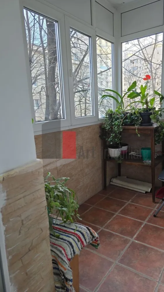 Vânzare apartament decomandat 3 camere Șos. Berceni - Apărătorii Patriei - Vă prezint spre achiziție un apartament de 3 camere, decomandat, spațios. Aflat la etajul 2/8, apartamentul se vinde nemobilat. 
Deși blocul construit în 1983 nu este încă izolat, proprietarii au schimbat geamurile cu unele termopan și au închis balconul. De asemenea, s-au fost schimbat parchetul și ușa într-unul din dormitoare. Apartamentul are 2 băi.

În imobil este trasp conducta de gaz.

Toate actele sunt pregătite și se acceptă credit.
Imobilul nu este inclus în nici o clasă de risc sau de urgență.

Locația este la 5 minute de mers pe jos de stația de metrou Apărătorii Patriei și beneficiază de multiple stații de autobuz.
În zone sunt școli, grădinițe, magazine, spitale.

Pentrru informații și programarea unei vizionări vă stau cu drag la dispoziție!