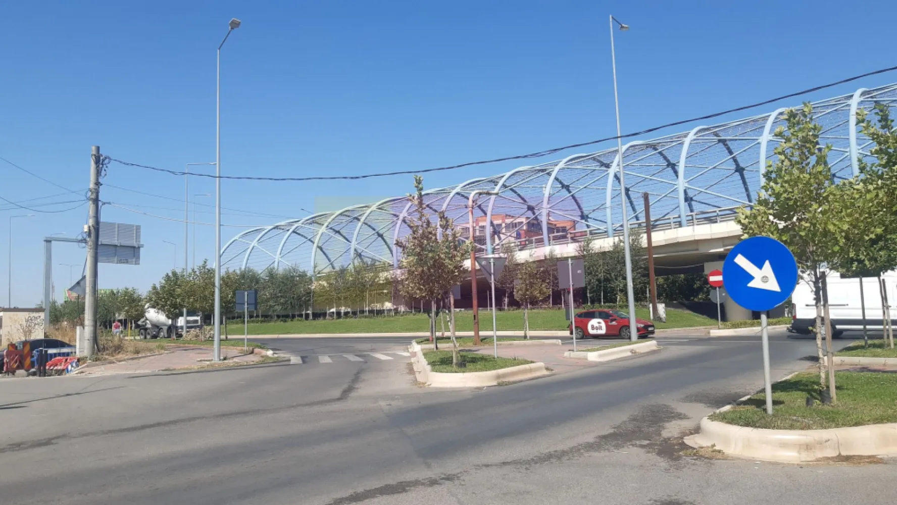 Investiția perfectă - Imobil gata închiriat pretabil orice activitate - Se vinde un imobil pretabil la orice tip de activitate - comercial, birouri sau locuit. Apulum94 vă oferă în exclusivitate posibilitatea de a cumpăra un imobil care se amortizează din chirii în mai puțin de 12 ani la nivelul chiriilor actuale (neluând în calcul creșterile aferente și liniare ale pieței odată la 5-10 ani). Imobilul beneficiază de o poziție excelentă, fiind la baza Pasajului Theodor Pallady, la incidența Sectorului 3 cu intrarea în cartierul Cățelu pe Strada Uzinei la numărul 33 ( la giratoriul dintre Bulevardul Theodor Pallady și Strada Uzinei). Frontul stradal este generos, avem peste 40 ml expunere., poziția de colț. Suprafața totală a terenului este de 370mp, teren pe care sunt edificate două contrucții, ambele racordate la toate utilitățile. Avem astfel construcția principală reprezentând un imobil P+1+Pod mansardat cu o amprentă de 97mp și o suprafață utilă de peste 150 mp și o construcție secundară doar parter cu o suprafață de 23mp. Construcția secundară este închiriată integral la o chirie lunară de 500 de euro iar din construcția principală s-a închiriat doar parterul la o chirie de 1100 de euro, etajul și podul fiind libere și putându-se închiria la o chirie de peste 700 euro/lună. Datorită poziției REPER la locație se află și un EasyBox de la care se ia o chirie lunară de 100 euro/lună. Total chirie încasată în acest moment este 1700 euro/lună, total chirie care se poate lua cu închirierea etajului clădirii principale în jur de 2500 de euro/lună. Imobilul evident poate fi achiziționat și pentru uz propriu atât pentru locuit cât și pentru a desfășura o afacere. Construcția este solidă, pe cadre de beton armat și permite recompartimentări interioare cu respectarea normelor de siguranță evident, frontul stradal și poziția de excepție fac acest imobil să fie un reper în peisajul bucureștean și acum aveți posibilitatea de a-l achiziționa. Valoarea imobilului se apreciază constant în timp ce imobilul produce din chirii, este tipul de activ imobiliar care se amortizeză singur.Pentru mai multe detalii și programarea de vizionări nu ezitați să mă conatactați, Daniel, Apulum94. Facilităm și achiziționarea prin credit ipotecar prin intermediul partenerilor, agenția imobiliară percepe un comision de 3% din prețul de tranzacționare și la vizionare se semnează contract de prestări servicii.