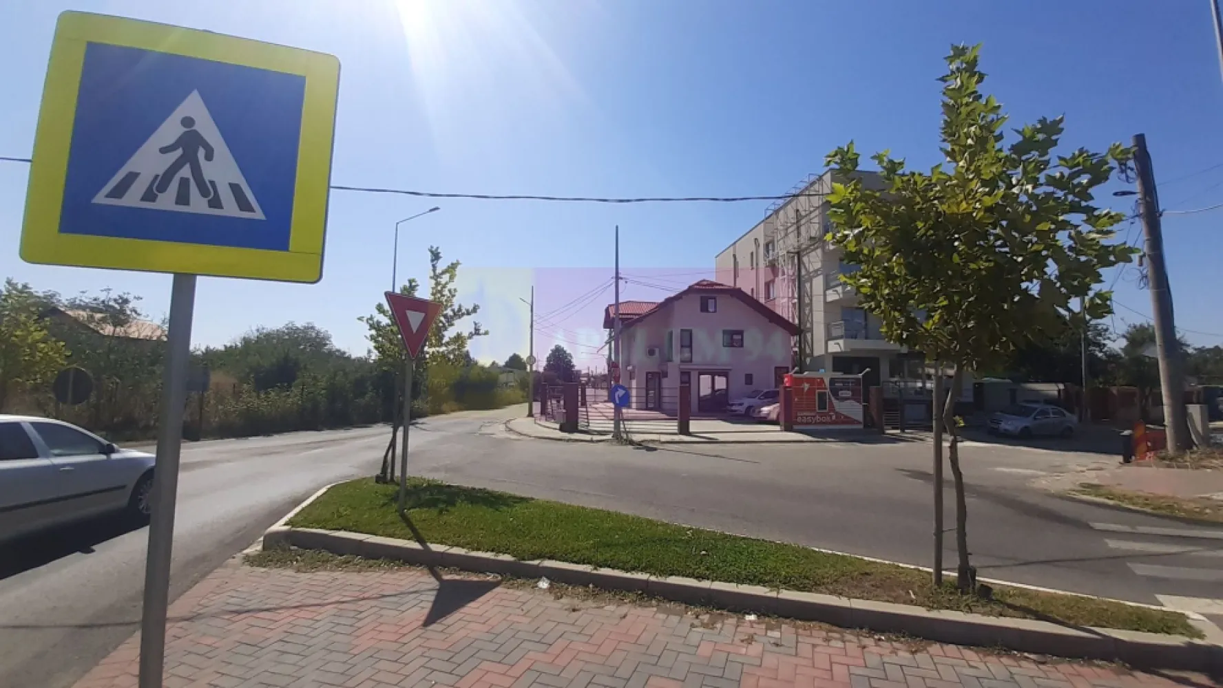 Investiția perfectă - Imobil gata închiriat pretabil orice activitate - Se vinde un imobil pretabil la orice tip de activitate - comercial, birouri sau locuit. Apulum94 vă oferă în exclusivitate posibilitatea de a cumpăra un imobil care se amortizează din chirii în mai puțin de 12 ani la nivelul chiriilor actuale (neluând în calcul creșterile aferente și liniare ale pieței odată la 5-10 ani). Imobilul beneficiază de o poziție excelentă, fiind la baza Pasajului Theodor Pallady, la incidența Sectorului 3 cu intrarea în cartierul Cățelu pe Strada Uzinei la numărul 33 ( la giratoriul dintre Bulevardul Theodor Pallady și Strada Uzinei). Frontul stradal este generos, avem peste 40 ml expunere., poziția de colț. Suprafața totală a terenului este de 370mp, teren pe care sunt edificate două contrucții, ambele racordate la toate utilitățile. Avem astfel construcția principală reprezentând un imobil P+1+Pod mansardat cu o amprentă de 97mp și o suprafață utilă de peste 150 mp și o construcție secundară doar parter cu o suprafață de 23mp. Construcția secundară este închiriată integral la o chirie lunară de 500 de euro iar din construcția principală s-a închiriat doar parterul la o chirie de 1100 de euro, etajul și podul fiind libere și putându-se închiria la o chirie de peste 700 euro/lună. Datorită poziției REPER la locație se află și un EasyBox de la care se ia o chirie lunară de 100 euro/lună. Total chirie încasată în acest moment este 1700 euro/lună, total chirie care se poate lua cu închirierea etajului clădirii principale în jur de 2500 de euro/lună. Imobilul evident poate fi achiziționat și pentru uz propriu atât pentru locuit cât și pentru a desfășura o afacere. Construcția este solidă, pe cadre de beton armat și permite recompartimentări interioare cu respectarea normelor de siguranță evident, frontul stradal și poziția de excepție fac acest imobil să fie un reper în peisajul bucureștean și acum aveți posibilitatea de a-l achiziționa. Valoarea imobilului se apreciază constant în timp ce imobilul produce din chirii, este tipul de activ imobiliar care se amortizeză singur.Pentru mai multe detalii și programarea de vizionări nu ezitați să mă conatactați, Daniel, Apulum94. Facilităm și achiziționarea prin credit ipotecar prin intermediul partenerilor, agenția imobiliară percepe un comision de 3% din prețul de tranzacționare și la vizionare se semnează contract de prestări servicii.
