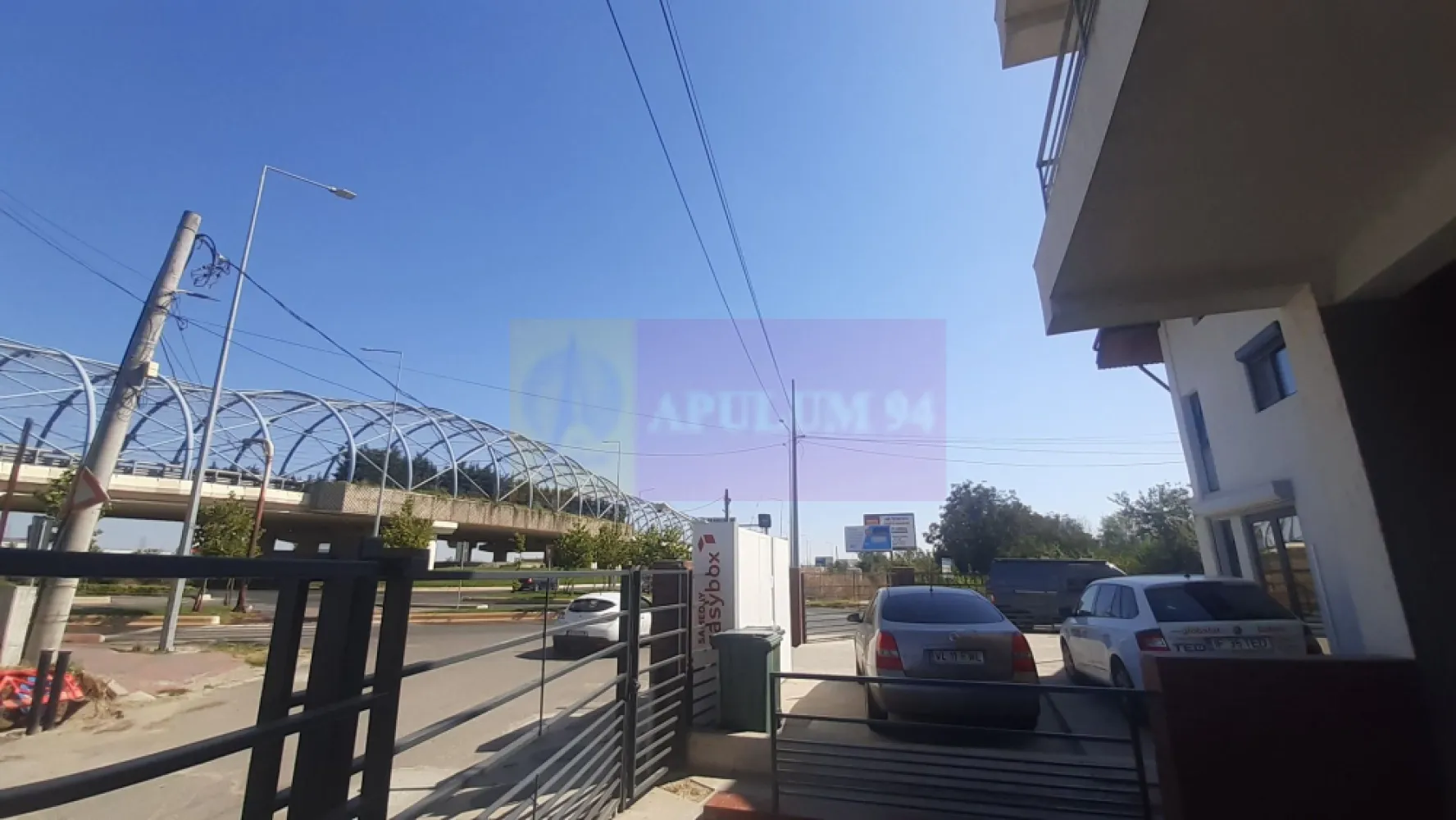 Investiția perfectă - Imobil gata închiriat pretabil orice activitate - Se vinde un imobil pretabil la orice tip de activitate - comercial, birouri sau locuit. Apulum94 vă oferă în exclusivitate posibilitatea de a cumpăra un imobil care se amortizează din chirii în mai puțin de 12 ani la nivelul chiriilor actuale (neluând în calcul creșterile aferente și liniare ale pieței odată la 5-10 ani). Imobilul beneficiază de o poziție excelentă, fiind la baza Pasajului Theodor Pallady, la incidența Sectorului 3 cu intrarea în cartierul Cățelu pe Strada Uzinei la numărul 33 ( la giratoriul dintre Bulevardul Theodor Pallady și Strada Uzinei). Frontul stradal este generos, avem peste 40 ml expunere., poziția de colț. Suprafața totală a terenului este de 370mp, teren pe care sunt edificate două contrucții, ambele racordate la toate utilitățile. Avem astfel construcția principală reprezentând un imobil P+1+Pod mansardat cu o amprentă de 97mp și o suprafață utilă de peste 150 mp și o construcție secundară doar parter cu o suprafață de 23mp. Construcția secundară este închiriată integral la o chirie lunară de 500 de euro iar din construcția principală s-a închiriat doar parterul la o chirie de 1100 de euro, etajul și podul fiind libere și putându-se închiria la o chirie de peste 700 euro/lună. Datorită poziției REPER la locație se află și un EasyBox de la care se ia o chirie lunară de 100 euro/lună. Total chirie încasată în acest moment este 1700 euro/lună, total chirie care se poate lua cu închirierea etajului clădirii principale în jur de 2500 de euro/lună. Imobilul evident poate fi achiziționat și pentru uz propriu atât pentru locuit cât și pentru a desfășura o afacere. Construcția este solidă, pe cadre de beton armat și permite recompartimentări interioare cu respectarea normelor de siguranță evident, frontul stradal și poziția de excepție fac acest imobil să fie un reper în peisajul bucureștean și acum aveți posibilitatea de a-l achiziționa. Valoarea imobilului se apreciază constant în timp ce imobilul produce din chirii, este tipul de activ imobiliar care se amortizeză singur.Pentru mai multe detalii și programarea de vizionări nu ezitați să mă conatactați, Daniel, Apulum94. Facilităm și achiziționarea prin credit ipotecar prin intermediul partenerilor, agenția imobiliară percepe un comision de 3% din prețul de tranzacționare și la vizionare se semnează contract de prestări servicii.