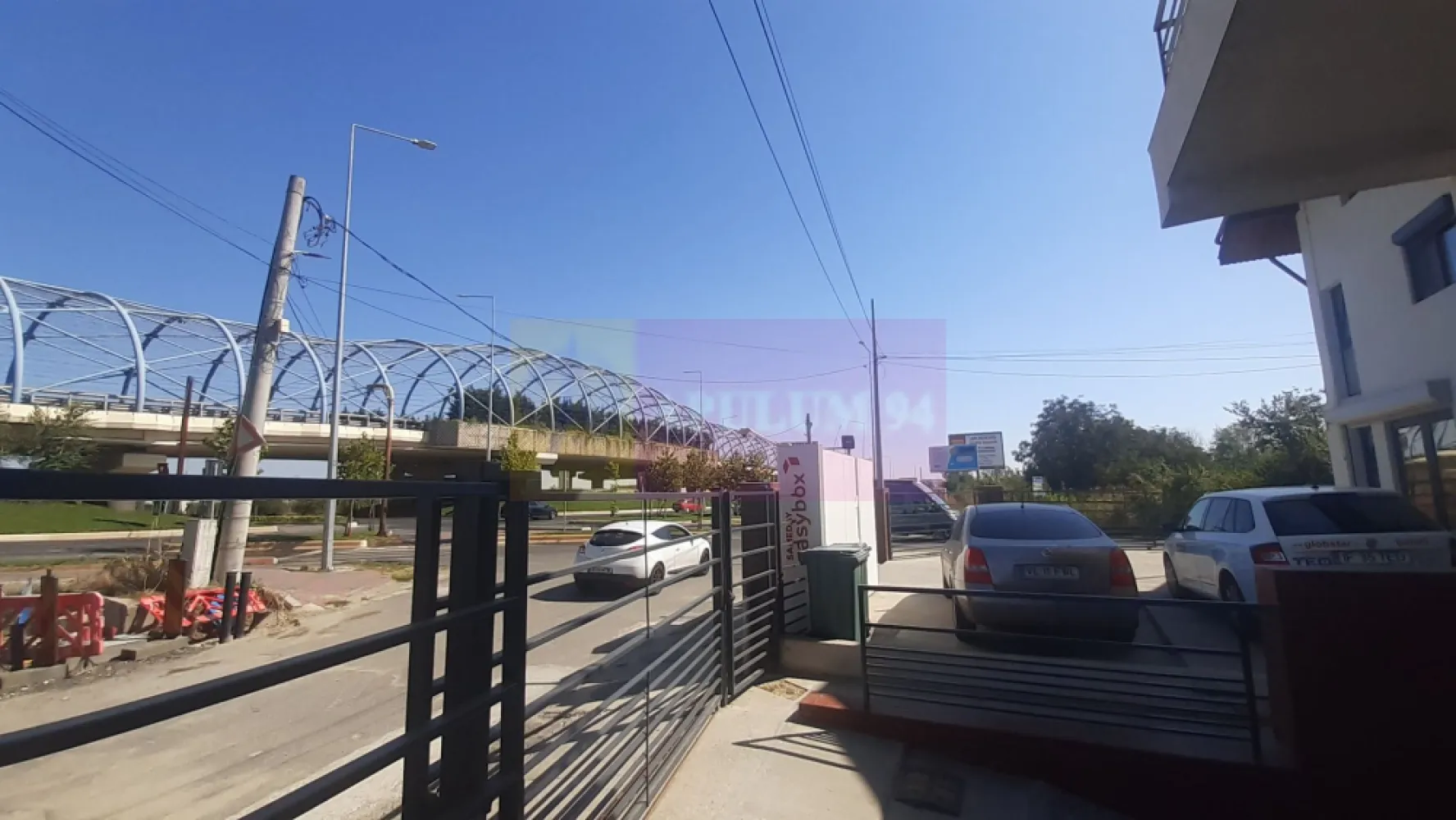 Investiția perfectă - Imobil gata închiriat pretabil orice activitate - Se vinde un imobil pretabil la orice tip de activitate - comercial, birouri sau locuit. Apulum94 vă oferă în exclusivitate posibilitatea de a cumpăra un imobil care se amortizează din chirii în mai puțin de 12 ani la nivelul chiriilor actuale (neluând în calcul creșterile aferente și liniare ale pieței odată la 5-10 ani). Imobilul beneficiază de o poziție excelentă, fiind la baza Pasajului Theodor Pallady, la incidența Sectorului 3 cu intrarea în cartierul Cățelu pe Strada Uzinei la numărul 33 ( la giratoriul dintre Bulevardul Theodor Pallady și Strada Uzinei). Frontul stradal este generos, avem peste 40 ml expunere., poziția de colț. Suprafața totală a terenului este de 370mp, teren pe care sunt edificate două contrucții, ambele racordate la toate utilitățile. Avem astfel construcția principală reprezentând un imobil P+1+Pod mansardat cu o amprentă de 97mp și o suprafață utilă de peste 150 mp și o construcție secundară doar parter cu o suprafață de 23mp. Construcția secundară este închiriată integral la o chirie lunară de 500 de euro iar din construcția principală s-a închiriat doar parterul la o chirie de 1100 de euro, etajul și podul fiind libere și putându-se închiria la o chirie de peste 700 euro/lună. Datorită poziției REPER la locație se află și un EasyBox de la care se ia o chirie lunară de 100 euro/lună. Total chirie încasată în acest moment este 1700 euro/lună, total chirie care se poate lua cu închirierea etajului clădirii principale în jur de 2500 de euro/lună. Imobilul evident poate fi achiziționat și pentru uz propriu atât pentru locuit cât și pentru a desfășura o afacere. Construcția este solidă, pe cadre de beton armat și permite recompartimentări interioare cu respectarea normelor de siguranță evident, frontul stradal și poziția de excepție fac acest imobil să fie un reper în peisajul bucureștean și acum aveți posibilitatea de a-l achiziționa. Valoarea imobilului se apreciază constant în timp ce imobilul produce din chirii, este tipul de activ imobiliar care se amortizeză singur.Pentru mai multe detalii și programarea de vizionări nu ezitați să mă conatactați, Daniel, Apulum94. Facilităm și achiziționarea prin credit ipotecar prin intermediul partenerilor, agenția imobiliară percepe un comision de 3% din prețul de tranzacționare și la vizionare se semnează contract de prestări servicii.