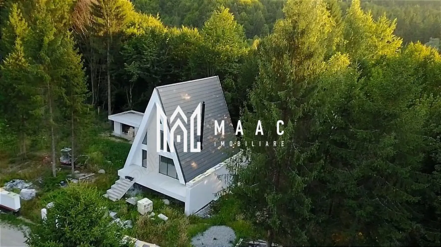 Cabană A-Frame | Porumbacu de Sus | 3 camere | 153 MPU | Castelul de Lut - MAAC Imobiliare vă propune spre vânzare o cabană premium situată în zona turistică Porumbacu de Sus, una dintre cele mai apreciate destinații din apropierea Sibiului.

Proprietatea este amplasată într-o zonă liniștită, cu priveliște spre pădure și acces rapid către principalele atracții turistice din zonă: Castelul de Lut, Povestea Calendarului și Munții Făgăraș.

Detalii proprietate
Suprafață utilă cabană: 153 mp
Suprafață teren: 1000 mp intravilan
Regim de înălțime: P+1
3 dormitoare
2 băi
Living generos de 62 mp
Terasă suspendată cu vedere către pădure
Dotări și finisaje premium
Încălzire în pardoseală
Curent trifazic
Posibilitate încălzire prin:
pompă de căldură
centrală pe lemne
centrală pe gaz
Șemineu premium
Acoperiș premium Tondach Inspira
Tâmplărie aluminiu Alumil
Scară interioară elicoidală
Materiale premium și finisaje de calitate superioară
Construcție și avantaje
Construcție suspendată pe piloni/stâlpi de ciment
Înălțime cabană: 11 m de la sol
Terasă suspendată la 4 m
Filigorie ce poate fi transformată în tiny house
Proprietate ideală pentru relaxare, locuire permanentă sau investiție turistică
Utilități
Apa urmează să fie trasă în această lună
Fosă septică existentă
Canalizarea și gazul vor putea fi racordate din anul viitor, după extinderea rețelelor în zonă
Variante de predare

Cabana poate fi predată:
la cheie – 197.000 €
la cheie premium – 205.000 €, în funcție de finisajele și preferințele clientului
Acte și situație juridică
Proprietatea urmează să fie intabulată în această lună
Documentația va fi finalizată în curând
Avantaje locație
Porumbacu de Sus – zonă turistică în dezvoltare
Aproape de:
Castelul de Lut
Povestea Calendarului
trasee montane și natură
La aproximativ 40 km de Sibiu

Pentru mai multe informații sau pentru a programa o vizionare, nu ezitați să ne contactați, specificand ID: CP3094397