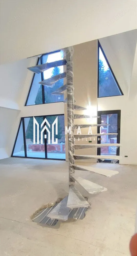 Cabană A-Frame | Porumbacu de Sus | 3 camere | 153 MPU | Castelul de Lut - MAAC Imobiliare vă propune spre vânzare o cabană premium situată în zona turistică Porumbacu de Sus, una dintre cele mai apreciate destinații din apropierea Sibiului.

Proprietatea este amplasată într-o zonă liniștită, cu priveliște spre pădure și acces rapid către principalele atracții turistice din zonă: Castelul de Lut, Povestea Calendarului și Munții Făgăraș.

Detalii proprietate
Suprafață utilă cabană: 153 mp
Suprafață teren: 1000 mp intravilan
Regim de înălțime: P+1
3 dormitoare
2 băi
Living generos de 62 mp
Terasă suspendată cu vedere către pădure
Dotări și finisaje premium
Încălzire în pardoseală
Curent trifazic
Posibilitate încălzire prin:
pompă de căldură
centrală pe lemne
centrală pe gaz
Șemineu premium
Acoperiș premium Tondach Inspira
Tâmplărie aluminiu Alumil
Scară interioară elicoidală
Materiale premium și finisaje de calitate superioară
Construcție și avantaje
Construcție suspendată pe piloni/stâlpi de ciment
Înălțime cabană: 11 m de la sol
Terasă suspendată la 4 m
Filigorie ce poate fi transformată în tiny house
Proprietate ideală pentru relaxare, locuire permanentă sau investiție turistică
Utilități
Apa urmează să fie trasă în această lună
Fosă septică existentă
Canalizarea și gazul vor putea fi racordate din anul viitor, după extinderea rețelelor în zonă
Variante de predare

Cabana poate fi predată:
la cheie – 197.000 €
la cheie premium – 205.000 €, în funcție de finisajele și preferințele clientului
Acte și situație juridică
Proprietatea urmează să fie intabulată în această lună
Documentația va fi finalizată în curând
Avantaje locație
Porumbacu de Sus – zonă turistică în dezvoltare
Aproape de:
Castelul de Lut
Povestea Calendarului
trasee montane și natură
La aproximativ 40 km de Sibiu

Pentru mai multe informații sau pentru a programa o vizionare, nu ezitați să ne contactați, specificand ID: CP3094397