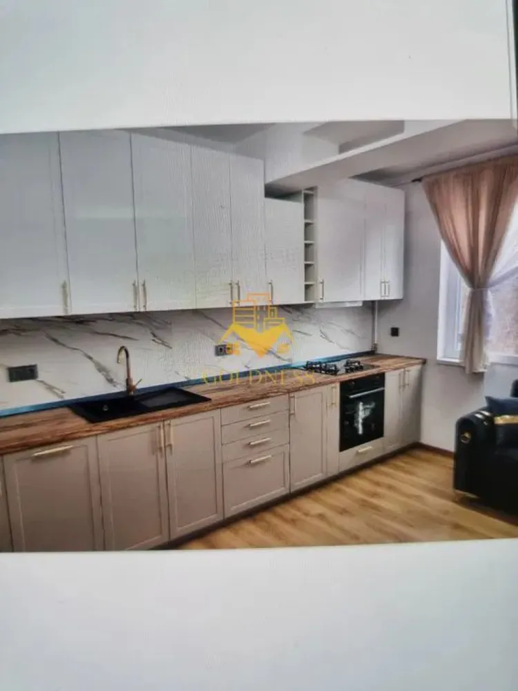 3 camere open-space, Parcare, Zona Fabricii, Piata Oser, Hornbach - GOLDNESS Imobiliare vă propune spre închiriere un apartament cu 3 camere complet mobilat și utilat, la etajul 1 într-un imobil de 2 etaje, în Cartierul Bulgaria!
Parcare inclusa!
Se află în apropierea stațiilor de transport în comun, magazine, restaurante, spații verzi, farmacii, etc. 

Apartamentul este compartimentat astfel:
 - dormitor cu pat matrimonial, dressing, noptiere, iesire pe balcon
 - dormitor cu pat matrimonial, dressing. birou
 - living cu bucatarie open space complet utilată și mobilată, canapea, loc de servit masa 
 - baie cu dus walk-in, calorifer port prosop și dulap pentru depozitare.
 - balcon 4 mp.

Imobilul este dotat cu toate cele necesare- centrală proprie, frigider, aragaz, hotă, mașină de spălat haine, etc. 

Dacă sunteți interesați de acest apartament și doriți să îl vizionați, dar și pentru alte oferte nu ezitați să ne contactați telefonic sau prin e-mail. Vă stăm la dispoziție!
Pentru intermediere se percepe un comision de 50% din prețul chiriei!
