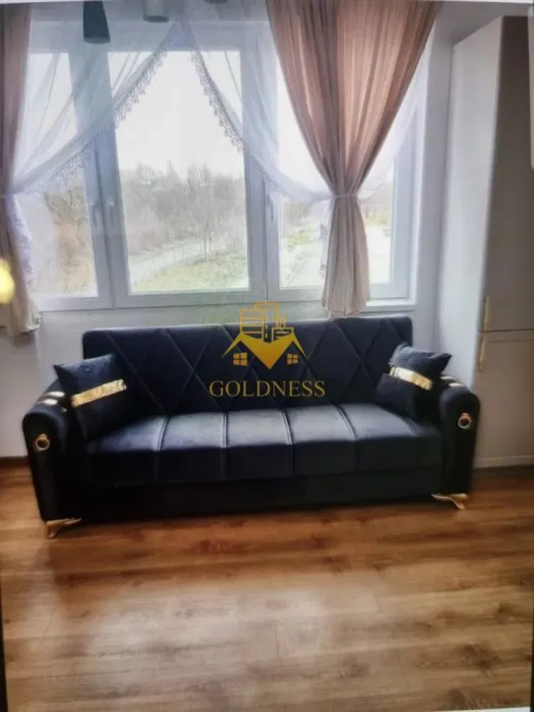 3 camere open-space, Parcare, Zona Fabricii, Piata Oser, Hornbach - GOLDNESS Imobiliare vă propune spre închiriere un apartament cu 3 camere complet mobilat și utilat, la etajul 1 într-un imobil de 2 etaje, în Cartierul Bulgaria!
Parcare inclusa!
Se află în apropierea stațiilor de transport în comun, magazine, restaurante, spații verzi, farmacii, etc. 

Apartamentul este compartimentat astfel:
 - dormitor cu pat matrimonial, dressing, noptiere, iesire pe balcon
 - dormitor cu pat matrimonial, dressing. birou
 - living cu bucatarie open space complet utilată și mobilată, canapea, loc de servit masa 
 - baie cu dus walk-in, calorifer port prosop și dulap pentru depozitare.
 - balcon 4 mp.

Imobilul este dotat cu toate cele necesare- centrală proprie, frigider, aragaz, hotă, mașină de spălat haine, etc. 

Dacă sunteți interesați de acest apartament și doriți să îl vizionați, dar și pentru alte oferte nu ezitați să ne contactați telefonic sau prin e-mail. Vă stăm la dispoziție!
Pentru intermediere se percepe un comision de 50% din prețul chiriei!