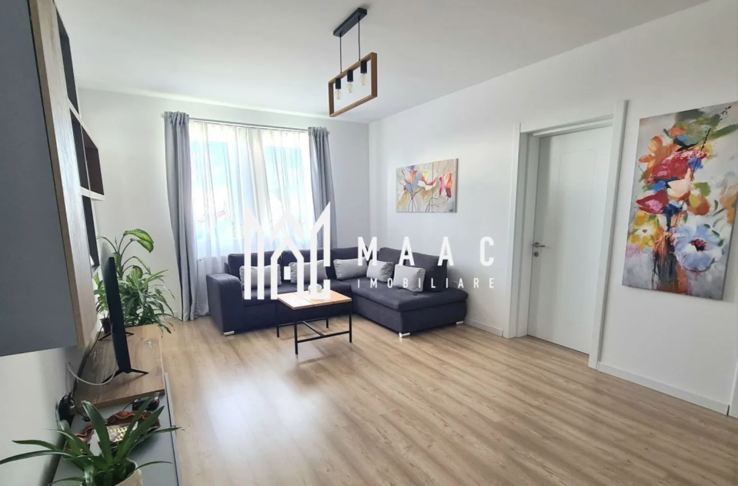 Apartament 2 camere | 57 Mp | Loc de Parcare | 2 Balcoane | Henri Coanda - MAAC Imobiliare vă propune spre vânzare un apartament modern cu 2 camere, complet mobilat și utilat, situat într-un ansamblu rezidențial liniștit, construit în anul 2020.

Apartamentul are o suprafață utilă de 57 mp și este amplasat la etajul 1 al unui imobil prevăzut cu lift și boxe de depozitare la subsol. Proprietatea se remarcă prin starea impecabilă, fiind foarte curată, îngrijită și pregătită pentru mutare imediată, fără investiții suplimentare.

Compartimentarea este practică și confortabilă:
living generos și luminos;
bucătărie separată, mobilată la comandă și complet utilată cu plită pe gaz, cuptor electric și mașină de spălat vase;
dormitor matrimonial;
cameră transformată în dressing room, amenajată cu mobilier realizat la comandă și mașină de spălat rufe;
baie cu cadă;
2 balcoane.

Apartamentul se vinde complet mobilat și utilat, împreună cu loc de parcare inclus.

Ansamblul rezidențial beneficiază de o poziționare excelentă, într-o zonă aerisită și în continuă dezvoltare, având în imediata apropiere stație de autobuz și viitorul magazin Kaufland aflat în construcție, ceea ce oferă proprietății un potențial foarte bun de valorificare.

Pentru mai multe detalii sau pentru programarea unei vizionări, vă rugăm să ne contactați specificând ID:CP3064295