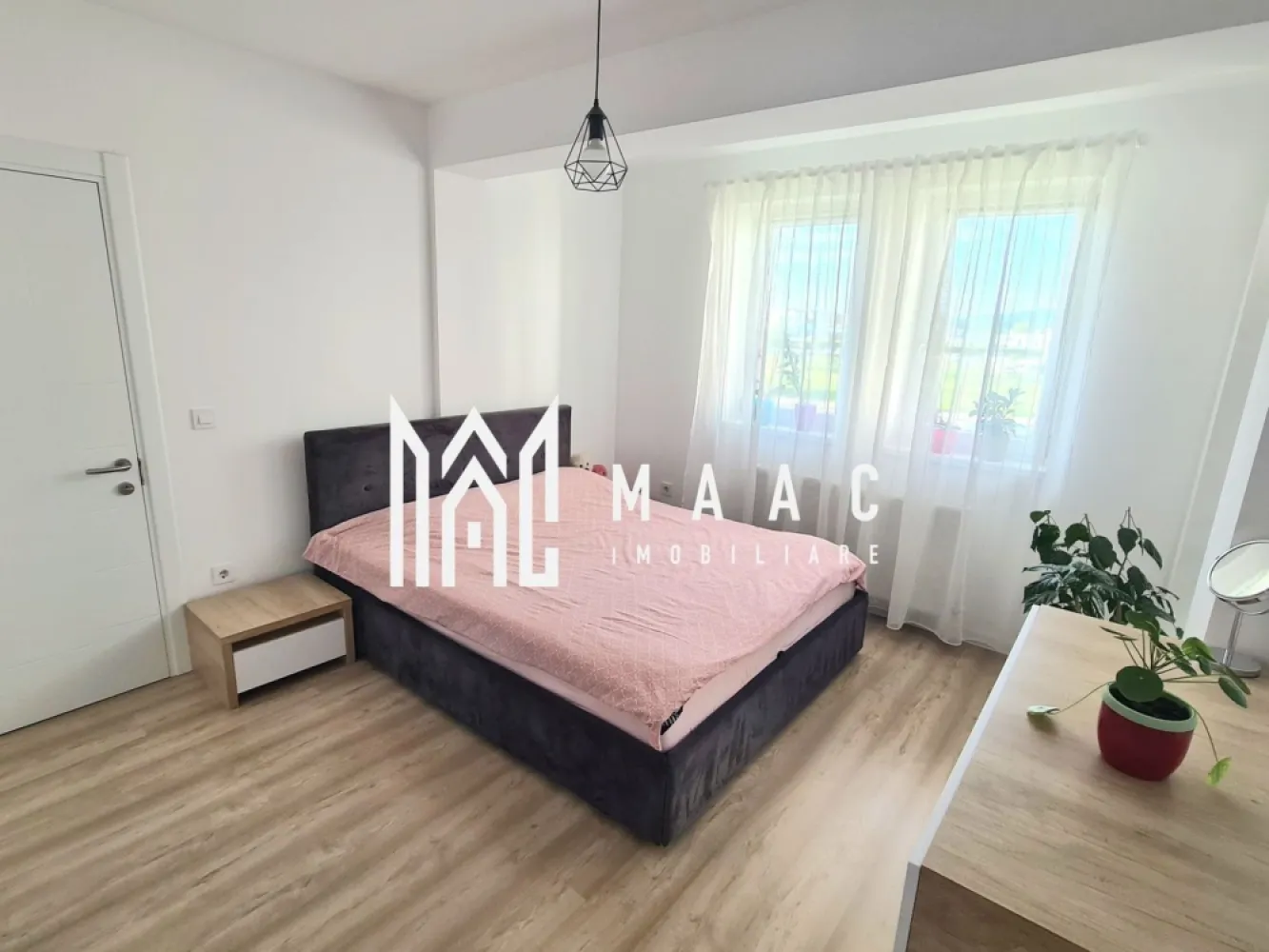 Apartament 2 camere | 57 Mp | Loc de Parcare | 2 Balcoane | Henri Coanda - MAAC Imobiliare vă propune spre vânzare un apartament modern cu 2 camere, complet mobilat și utilat, situat într-un ansamblu rezidențial liniștit, construit în anul 2020.

Apartamentul are o suprafață utilă de 57 mp și este amplasat la etajul 1 al unui imobil prevăzut cu lift și boxe de depozitare la subsol. Proprietatea se remarcă prin starea impecabilă, fiind foarte curată, îngrijită și pregătită pentru mutare imediată, fără investiții suplimentare.

Compartimentarea este practică și confortabilă:
living generos și luminos;
bucătărie separată, mobilată la comandă și complet utilată cu plită pe gaz, cuptor electric și mașină de spălat vase;
dormitor matrimonial;
cameră transformată în dressing room, amenajată cu mobilier realizat la comandă și mașină de spălat rufe;
baie cu cadă;
2 balcoane.

Apartamentul se vinde complet mobilat și utilat, împreună cu loc de parcare inclus.

Ansamblul rezidențial beneficiază de o poziționare excelentă, într-o zonă aerisită și în continuă dezvoltare, având în imediata apropiere stație de autobuz și viitorul magazin Kaufland aflat în construcție, ceea ce oferă proprietății un potențial foarte bun de valorificare.

Pentru mai multe detalii sau pentru programarea unei vizionări, vă rugăm să ne contactați specificând ID:CP3064295