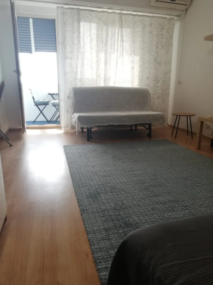 Garsoniera Titulescu - De vânzare Garsoniera 32mp, utilata și mobilată, etaj 8/11, cu balcon &nbsp;cozy,, vedere spate. Doar 8 minute de mers pe jos până în Piața Victoriei sau Gara Basarab.Se poate închiria imediat așa cum e. Pentru detalii tel: 0731624905.&nbsp;