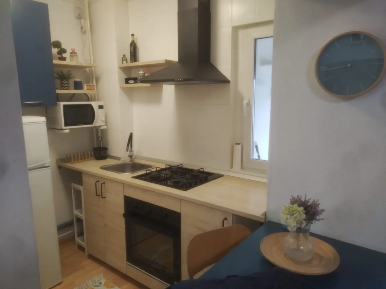 Garsoniera Titulescu - De vânzare Garsoniera 32mp, utilata și mobilată, etaj 8/11, cu balcon &nbsp;cozy,, vedere spate. Doar 8 minute de mers pe jos până în Piața Victoriei sau Gara Basarab.Se poate închiria imediat așa cum e. Pentru detalii tel: 0731624905.&nbsp;