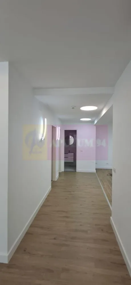 2 Camere Premium | Cartierul Armenesc | Imobil Boutique | Sector 2 - Situat într-un imobil boutique premium, intr-una din cele mai apreciate și discrete zone centrale ale Bucureștiului, în Cartierul Armenesc, acest apartament reprezinta un tip de proprietate rar întâlnit pe piață: elegantă, liniștită și poziționată la doar câteva minute de mers pe jos de Piața Rosetti, Universitate și Grădina Icoanei.
Compartimentarea este echilibrată și eficientă, cu spații luminoase și bine proporționate, potrivite atât pentru locuinta personală, cât și pentru o investiție premium pe termen lung.

Imobilul oferă exact ceea ce devine tot mai greu de găsit în zona centrală: intimitate și un standard ridicat al vecinătății.
Proprietatea se adresează unui profil de cumpărător care apreciază calitatea construcției, poziționarea și valoarea unei adrese care își păstrează atractivitatea în timp.

Avantaje:

Imobil boutique premium; constructie finalizata in 2024. Situatie juridica clara; toate actele pregatite pentru vanzare;
locație excelentă în Cartierul Armenesc;
83 mp utili, 96 mp construiti, decomandat; parter/3
acces rapid către centrul orașului;
comunitate selectă;
atmosferă liniștită și discretă;
proprietate potrivită atât pentru locuire, cât și pentru investiție;
acces facil către restaurante, cafenele, zone culturale și puncte de interes central.

Preț: 395.000 € + TVA
2 locuri de parcare per apartament in parcare subterana. Pretul unui loc de parcare - 32.000 euro + TVA

Pentru detalii suplimentare și programarea unei vizionări, contactati-ma.

Arhitectura proiectului boutique Licurg 2 Prime Residence încorporează elemente de design specifice zonei, evidențiindu-se prin fațade elegante și detalii de piatră atent lucrate, ce se integrează armonios în peisajul local. Materialele, culorile și texturile sunt alese pentru a menține un aspect estetic în armonie cu stilul arhitectural tradițional al zonei.

Proiectul include o selecție diversă de apartamente cu 3 și 4 camere , caracterizate prin ferestre ample si terase spatioase.
EXTERIOR:

Rame din aluminiu:

Barieră termică ALIPLAST, culoare bej RAL 7044
Fixare mecanică pe cadru de oțel 30 x 30 mm
Geamuri triple:

Compoziție generală: Sticlă 6 mm 4S, distanțier 16 mm WE, sticlă float 4 mm, sticlă low E 6 mm
Parter spre stradă: Sticlă temperată KN 166 ESG 6 mm, distanțier 16 mm WE, sticlă float 4 mm, sticlă laminată low E 4.4.1 mm
Valoare U totală: 1,05 pentru rame și ferestre din aluminiu
PEISAGISTICĂ:

Design exterior:

Alee de intrare cu plăci ceramice
Drum de acces la subsol asfaltat
Mobilier urban pe platforme de beton, cu zone de flori integrate
Spații verzi:

Pe plăci de beton: Ghivece de plante (adâncime 50-70 cm), arbuști și gazon la rampa de intrare
Pe sol natural: Plantații de arbori și arbuști, gazon, pentru uz exclusiv apartamentelor 1 și 2
INTERIOR:

Pereți cu vopsea multistrat:

Trei straturi de vopsea albă lavabilă pe plăci de gips tencuite
Bază din bloc ceramic de 30 cm grosime