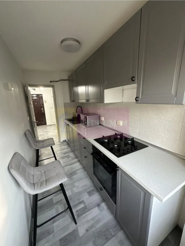 Apartament 1 camera mall Vitan, Nerva Traian, Decebal - Gentia Imobiliara Apulum 94
Vinde apartament cu 1 camera . 
Este situat la etajul 6 din 8 .
Blocul este în renovare .
Lift nou .
Se vinde mobilat .