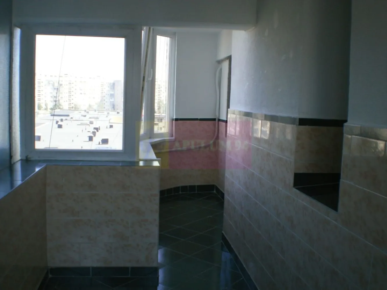 Apartament 3 camere pe bd Decebal - Va oferim spre vanzare apartament de 3 camere pe bd Decebal stradal, la etajul 4/8, cu vederea la bulevard si pe spate, cu 2 grupuri sanitare. 
Pentru detalii si vizionari contactati agentul Dona Camelia 0733683461