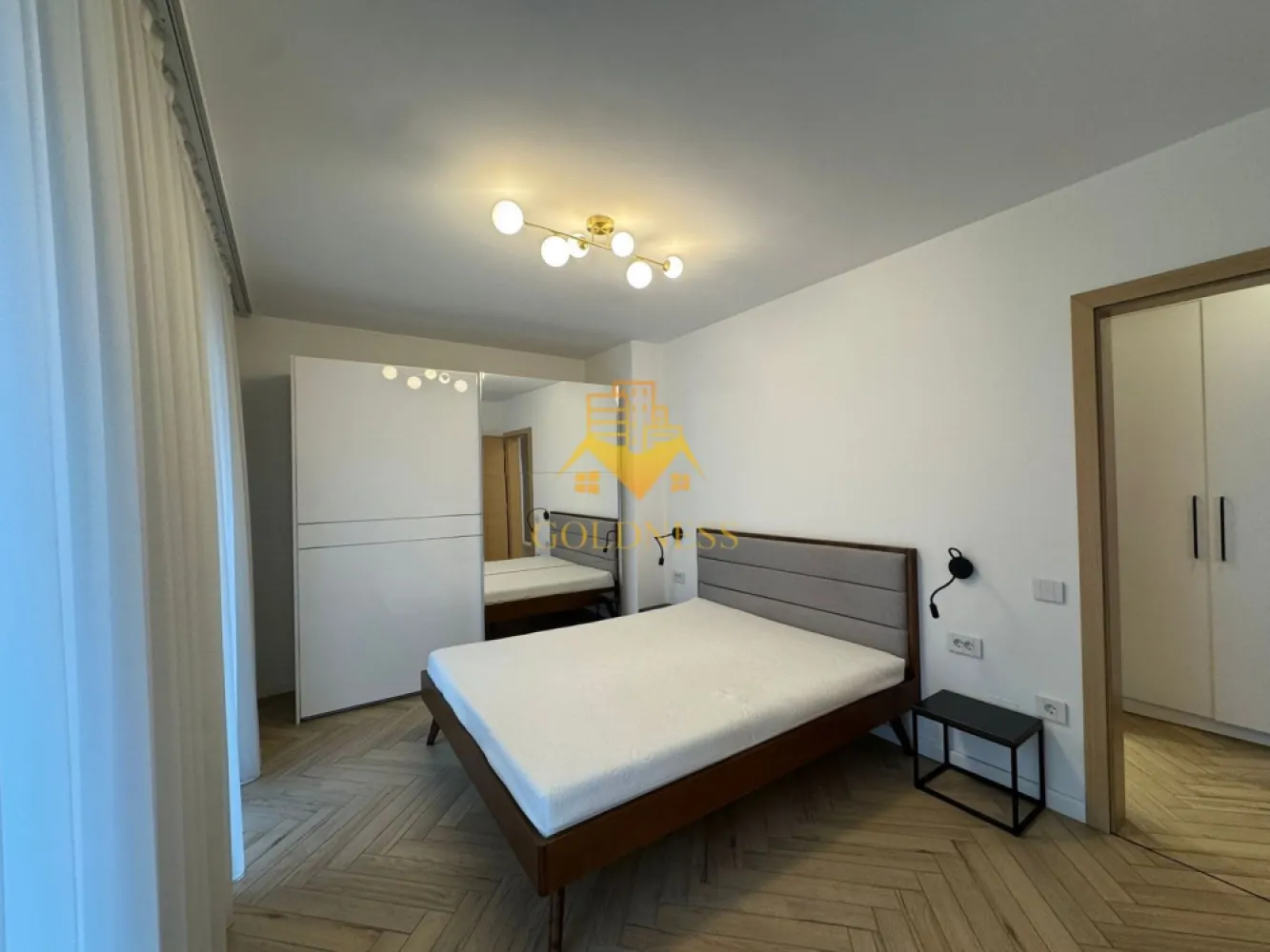 2 camere open space, Premium, Parcare, Zona Piata Abator, Marasti - GOLDNESS Imobiliare vă propune spre închiriere un apartament cu 2 camere complet mobilat și utilat, la etajul 3 într-un imobil de 4 etaje, în Cartierul .
Dispune de loc de parcare subterana!
Se află în apropierea stațiilor de transport în comun, magazine, restaurante, spații verzi, farmacii, etc. 

Apartamentul este compartimentat astfel:
 - dormitor cu pat matrimonial, dressing, noptiere
 - living cu bucatarie open space complet utilată și mobilată, canapea extensibilă, loc de servit masa 
 - baie cu dus walk-in, calorifer port prosop și dulap pentru depozitare.
 - 2 balcoane 10 mp.

Imobilul este dotat cu toate cele necesare- centrală proprie, frigider, aragaz, hotă, mașină de spălat haine si haine, televizor, etc. 

Dacă sunteți interesați de acest apartament și doriți să îl vizionați, dar și pentru alte oferte nu ezitați să ne contactați telefonic sau prin e-mail. Vă stăm la dispoziție!
Pentru intermediere se percepe un comision de 50% din prețul chiriei!