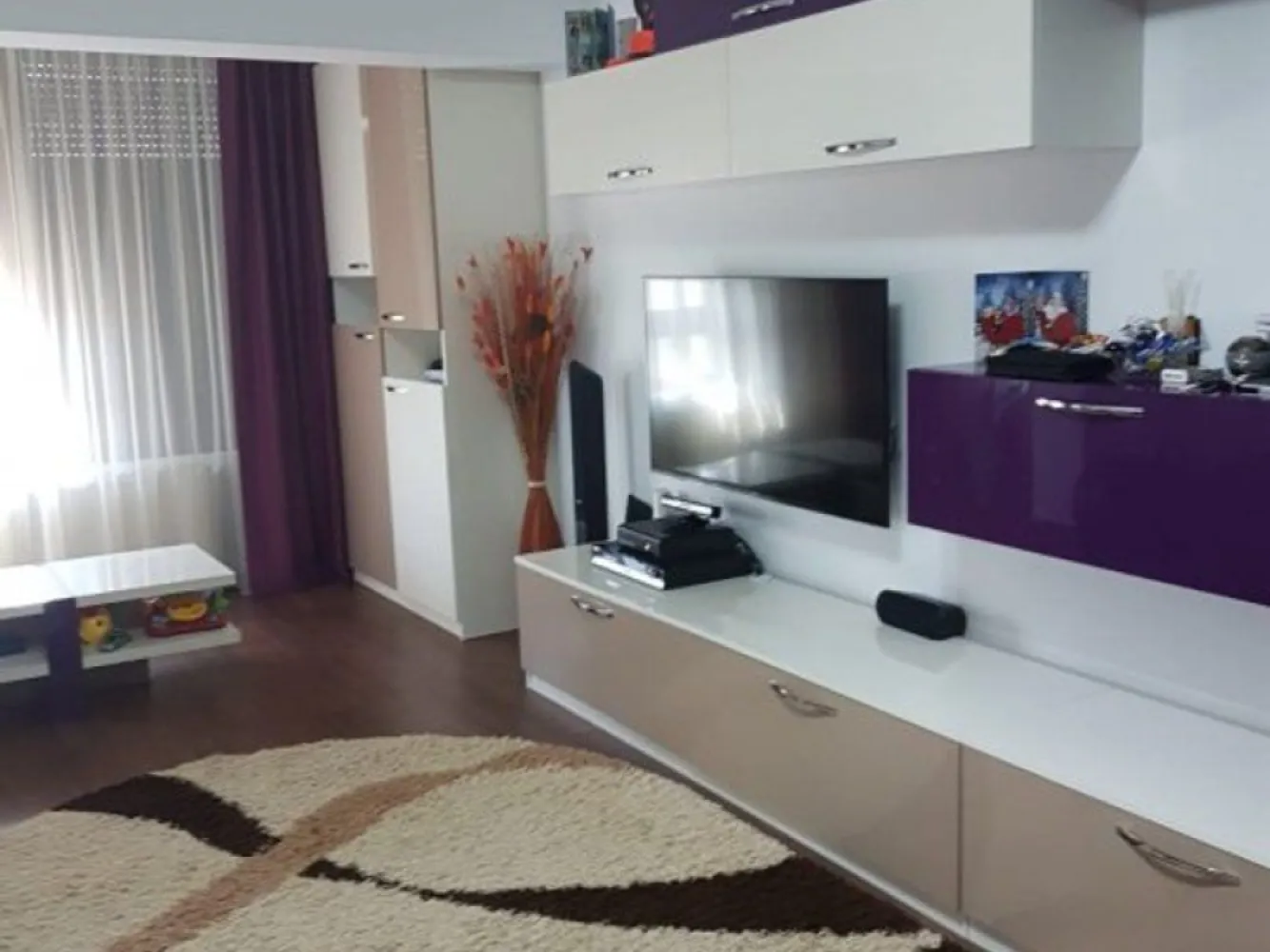 Apartament cu doua camere, mobilat si utilat - Str. Tecuci, T-uri - Agentia imobiliara Mag Invest intermediaza inchirierea unui apartament spatios 70 mp - 2 camere decomandate, situat intr-un cartier nou construit, zona buna cu toate facilitatile la indemana. 

Imobilul a fost dat in folosinta in 2010, este prevazut cu lift, uscator pe palier, este mobilat si utilat complet (mobilier modern, TV, 2 AC, centrala termica, cuptor cu microunde, plita, cuptor electric, hota, frigider, masina de spalat rufe, etc)

Se solicita o chirie 550 euro si o garantie, se inchiriaza de preferinta pe termen lung.
Se percepe comision de tranzactionare.