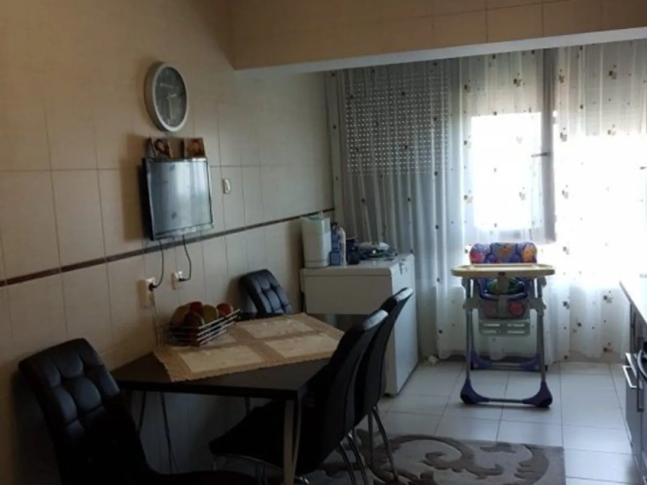 Apartament cu doua camere, mobilat si utilat - Str. Tecuci, T-uri - Agentia imobiliara Mag Invest intermediaza inchirierea unui apartament spatios 70 mp - 2 camere decomandate, situat intr-un cartier nou construit, zona buna cu toate facilitatile la indemana. 

Imobilul a fost dat in folosinta in 2010, este prevazut cu lift, uscator pe palier, este mobilat si utilat complet (mobilier modern, TV, 2 AC, centrala termica, cuptor cu microunde, plita, cuptor electric, hota, frigider, masina de spalat rufe, etc)

Se solicita o chirie 550 euro si o garantie, se inchiriaza de preferinta pe termen lung.
Se percepe comision de tranzactionare.