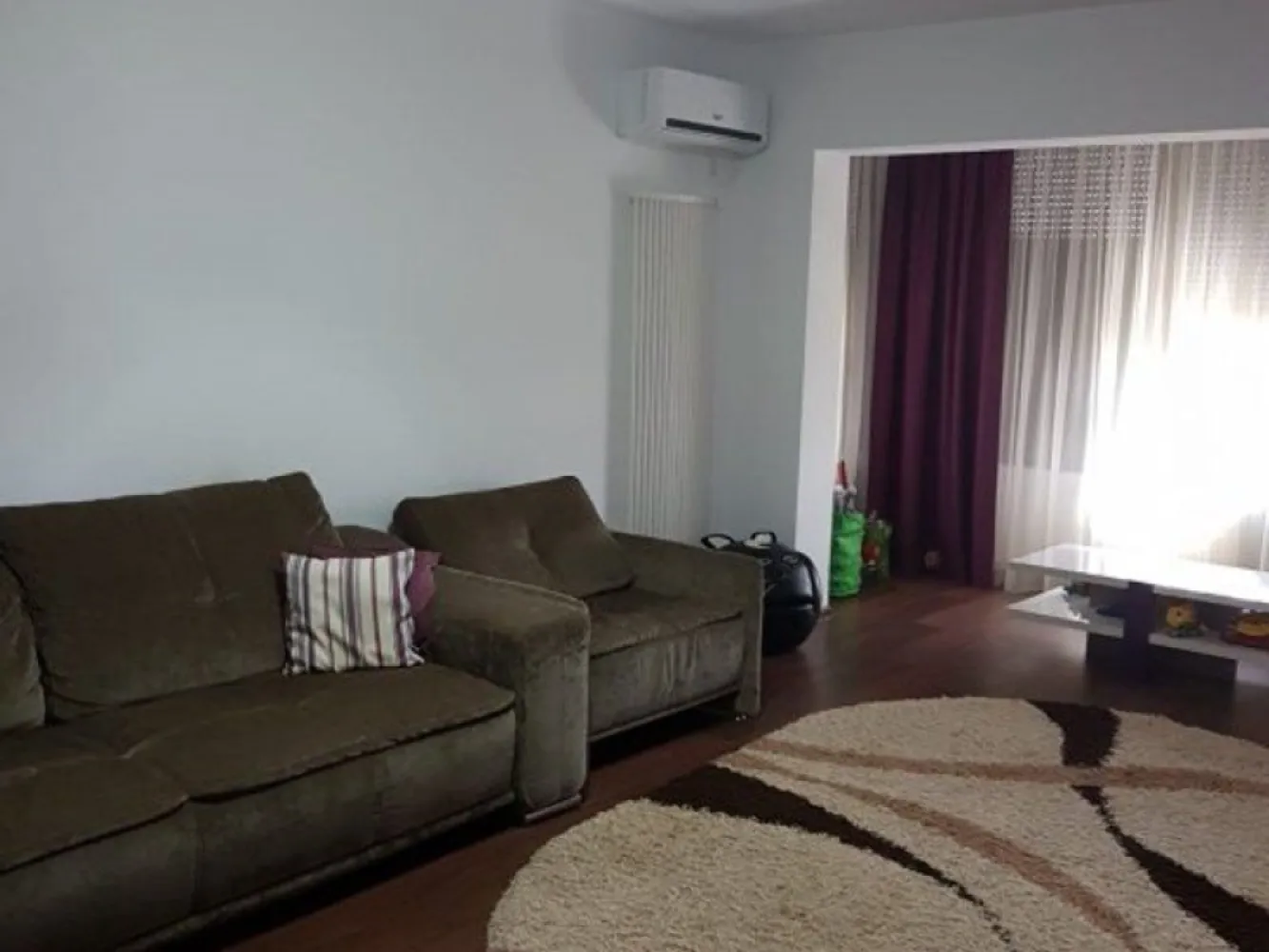 Apartament cu doua camere, mobilat si utilat - Str. Tecuci, T-uri - Agentia imobiliara Mag Invest intermediaza inchirierea unui apartament spatios 70 mp - 2 camere decomandate, situat intr-un cartier nou construit, zona buna cu toate facilitatile la indemana. 

Imobilul a fost dat in folosinta in 2010, este prevazut cu lift, uscator pe palier, este mobilat si utilat complet (mobilier modern, TV, 2 AC, centrala termica, cuptor cu microunde, plita, cuptor electric, hota, frigider, masina de spalat rufe, etc)

Se solicita o chirie 550 euro si o garantie, se inchiriaza de preferinta pe termen lung.
Se percepe comision de tranzactionare.
