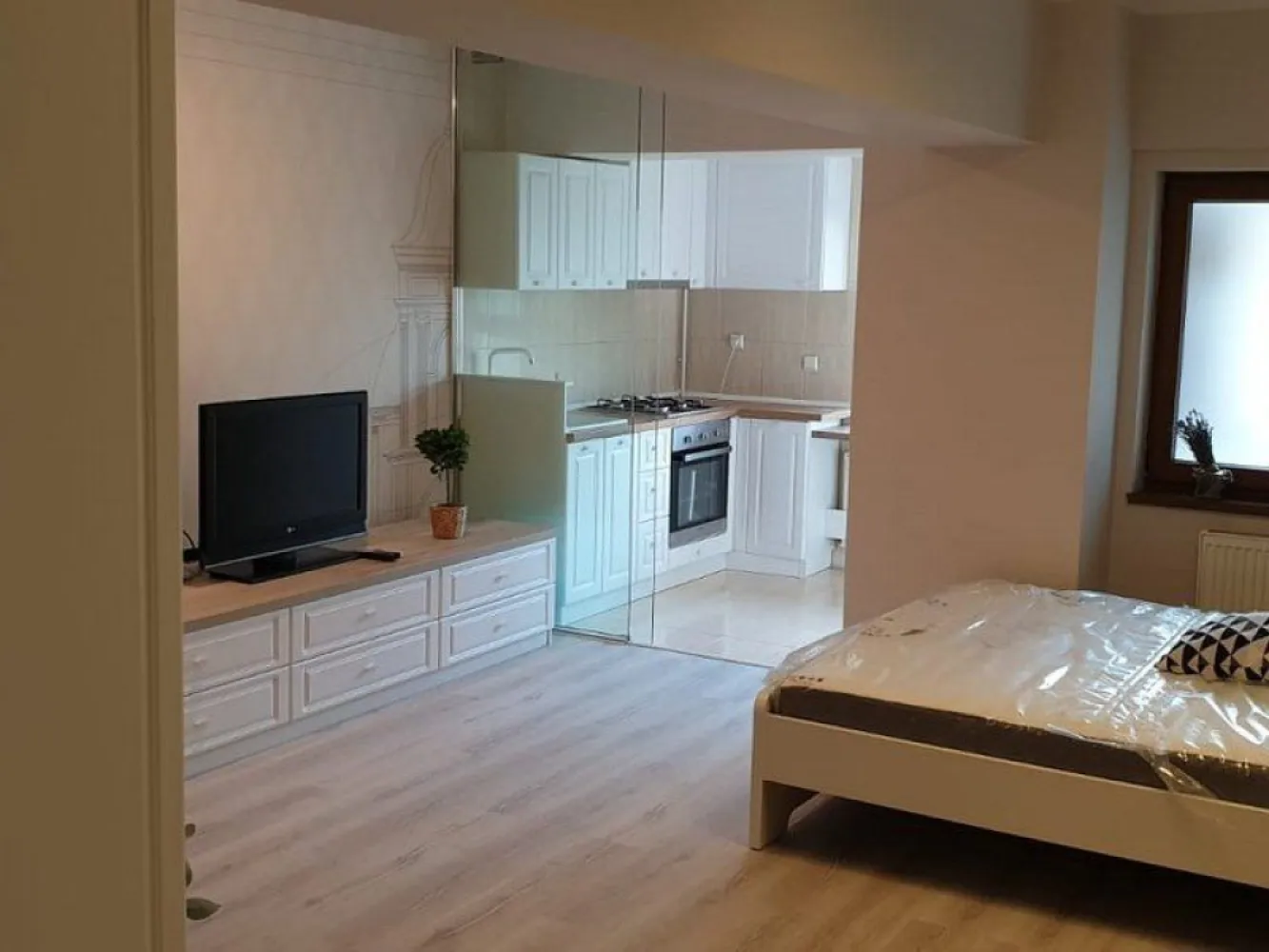 Apartament 1 cameră de închiriat – Complex Privilege, Kaufland, 360 euro - Agentia Imobiliară Mag Invest vă propune spre închiriere, în exclusivitate, un apartament cu 1 cameră, situat în complexul rezidențial Privilege, într-o zonă apreciată pentru confort și accesibilitate, în apropierea Parcului Cloșca, Kaufland, McDonald's și Spitalului de Copii.
Suprafață utilă: 40 mp
Apartamentul este amplasat într-un bloc construit în anul 2010 și beneficiază de o compartimentare practică și funcțională:
- cameră spațioasă și luminoasă
- bucătărie separată
- baie
- balcon.
 Dotări și beneficii:
- Centrală termică proprie
- Aer condiționat
- Televizor
- Mașină de spălat
- Aragaz și hotă
- Mobilier modern
- Finisaje de calitate: gresie, faianță și parchet laminat.
 Zona este liniștită și sigură, oferind acces rapid către mijloace de transport, centre comerciale, instituții medicale și alte puncte de interes.
Preț chirie: 360 euro/lună
Garanție (returnabilă): 360 euro
Se percepe comision de inchiriere.
Pentru detalii și programări vizionări: --- Liliana Ene – 0746 252 252 --- Agenția imobiliară Mag Invest