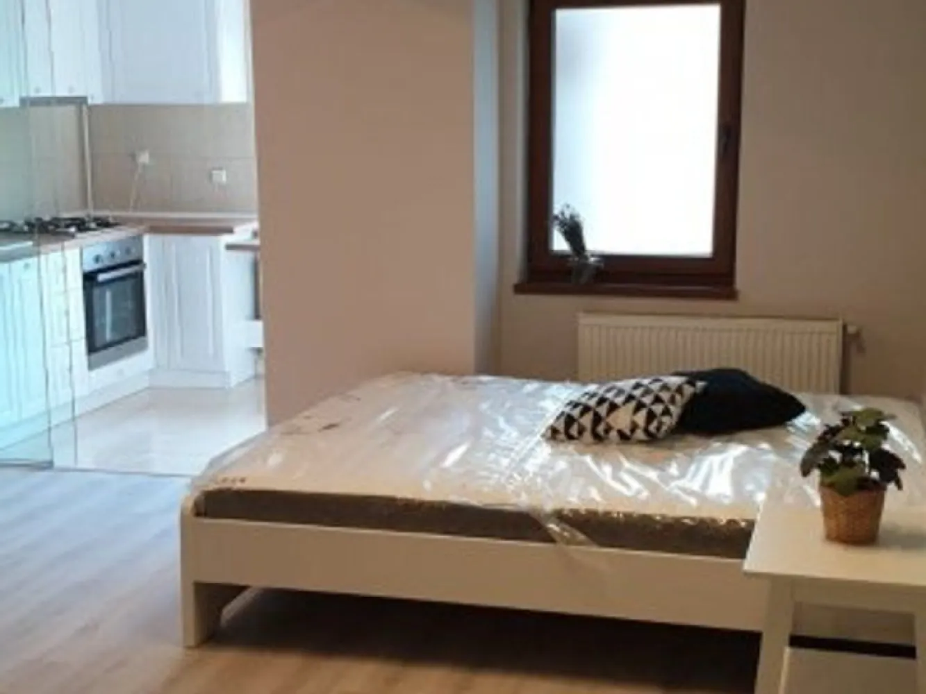 Apartament 1 cameră de închiriat – Complex Privilege, Kaufland, 360 euro - Agentia Imobiliară Mag Invest vă propune spre închiriere, în exclusivitate, un apartament cu 1 cameră, situat în complexul rezidențial Privilege, într-o zonă apreciată pentru confort și accesibilitate, în apropierea Parcului Cloșca, Kaufland, McDonald's și Spitalului de Copii.
Suprafață utilă: 40 mp
Apartamentul este amplasat într-un bloc construit în anul 2010 și beneficiază de o compartimentare practică și funcțională:
- cameră spațioasă și luminoasă
- bucătărie separată
- baie
- balcon.
 Dotări și beneficii:
- Centrală termică proprie
- Aer condiționat
- Televizor
- Mașină de spălat
- Aragaz și hotă
- Mobilier modern
- Finisaje de calitate: gresie, faianță și parchet laminat.
 Zona este liniștită și sigură, oferind acces rapid către mijloace de transport, centre comerciale, instituții medicale și alte puncte de interes.
Preț chirie: 360 euro/lună
Garanție (returnabilă): 360 euro
Se percepe comision de inchiriere.
Pentru detalii și programări vizionări: --- Liliana Ene – 0746 252 252 --- Agenția imobiliară Mag Invest