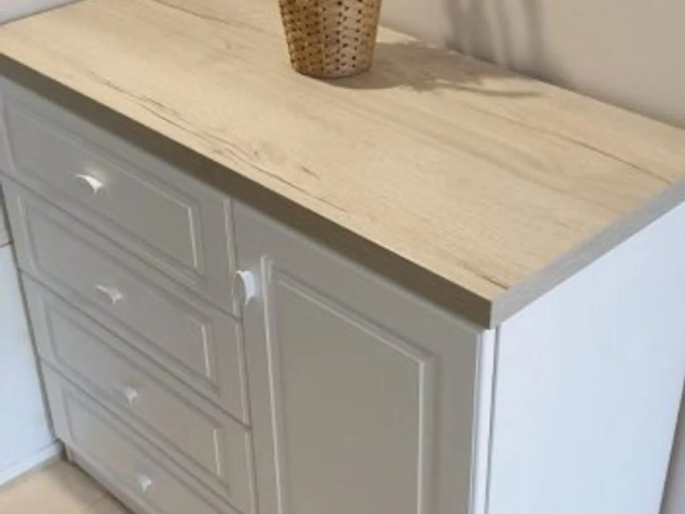 Apartament 1 cameră de închiriat – Complex Privilege, Kaufland, 360 euro - Agentia Imobiliară Mag Invest vă propune spre închiriere, în exclusivitate, un apartament cu 1 cameră, situat în complexul rezidențial Privilege, într-o zonă apreciată pentru confort și accesibilitate, în apropierea Parcului Cloșca, Kaufland, McDonald's și Spitalului de Copii.
Suprafață utilă: 40 mp
Apartamentul este amplasat într-un bloc construit în anul 2010 și beneficiază de o compartimentare practică și funcțională:
- cameră spațioasă și luminoasă
- bucătărie separată
- baie
- balcon.
 Dotări și beneficii:
- Centrală termică proprie
- Aer condiționat
- Televizor
- Mașină de spălat
- Aragaz și hotă
- Mobilier modern
- Finisaje de calitate: gresie, faianță și parchet laminat.
 Zona este liniștită și sigură, oferind acces rapid către mijloace de transport, centre comerciale, instituții medicale și alte puncte de interes.
Preț chirie: 360 euro/lună
Garanție (returnabilă): 360 euro
Se percepe comision de inchiriere.
Pentru detalii și programări vizionări: --- Liliana Ene – 0746 252 252 --- Agenția imobiliară Mag Invest