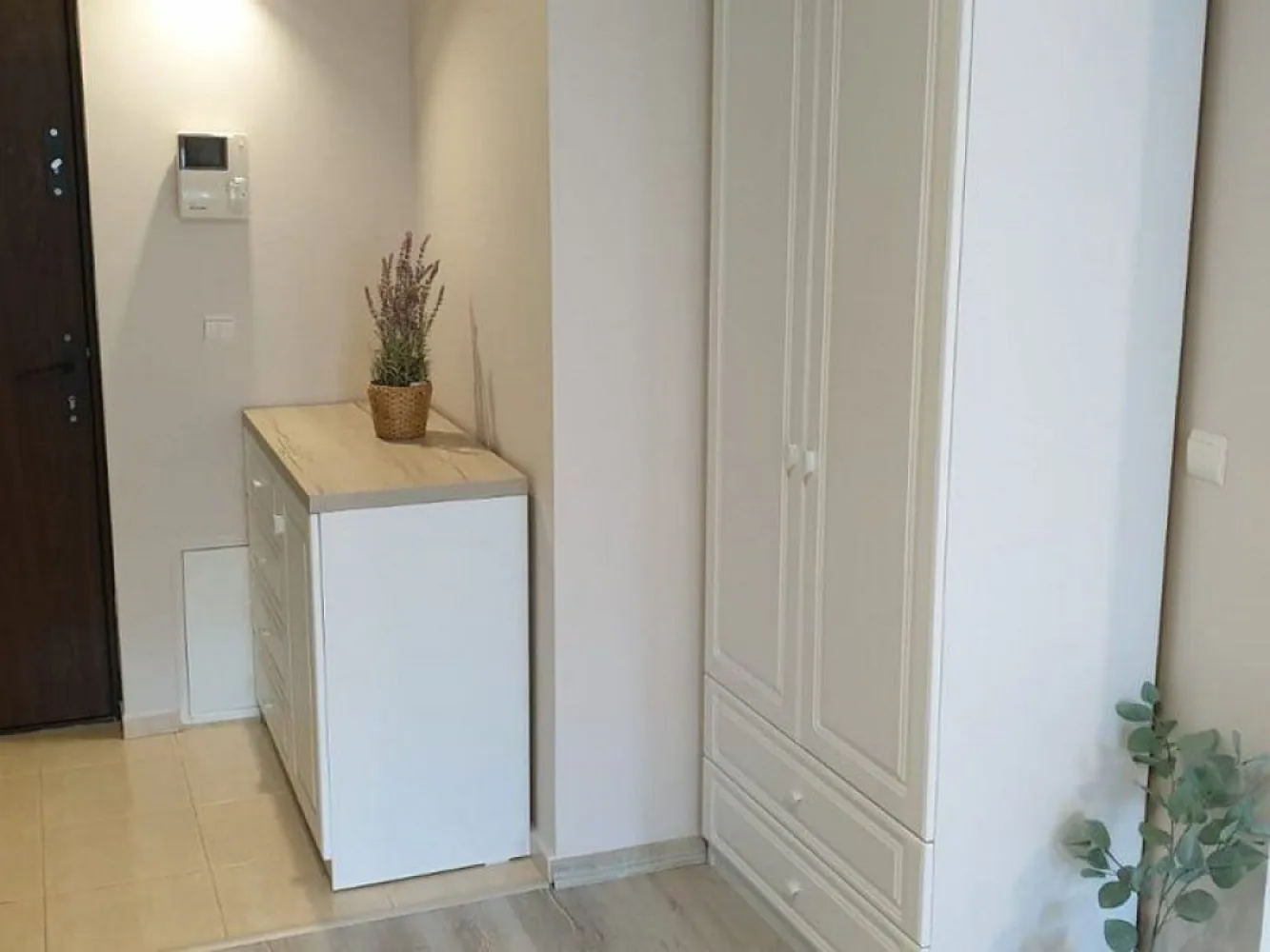 Apartament 1 cameră de închiriat – Complex Privilege, Kaufland, 360 euro - Agentia Imobiliară Mag Invest vă propune spre închiriere, în exclusivitate, un apartament cu 1 cameră, situat în complexul rezidențial Privilege, într-o zonă apreciată pentru confort și accesibilitate, în apropierea Parcului Cloșca, Kaufland, McDonald's și Spitalului de Copii.
Suprafață utilă: 40 mp
Apartamentul este amplasat într-un bloc construit în anul 2010 și beneficiază de o compartimentare practică și funcțională:
- cameră spațioasă și luminoasă
- bucătărie separată
- baie
- balcon.
 Dotări și beneficii:
- Centrală termică proprie
- Aer condiționat
- Televizor
- Mașină de spălat
- Aragaz și hotă
- Mobilier modern
- Finisaje de calitate: gresie, faianță și parchet laminat.
 Zona este liniștită și sigură, oferind acces rapid către mijloace de transport, centre comerciale, instituții medicale și alte puncte de interes.
Preț chirie: 360 euro/lună
Garanție (returnabilă): 360 euro
Se percepe comision de inchiriere.
Pentru detalii și programări vizionări: --- Liliana Ene – 0746 252 252 --- Agenția imobiliară Mag Invest