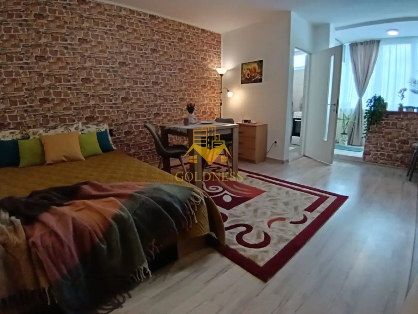 1 camera, Gheorgheni, Iulius Mall, FSEGA, Detunata, Unirii, Panemar - GOLDNESS Imobiliare vă propune spre închiriere un apartament cu 1 camere complet mobilat și utilat, la etajul 6 într-un imobil de 10 etaje, în Cartierul Gheorgheni.
Se află în apropierea stațiilor de transport în comun, magazine, restaurante, spații verzi, farmacii, etc. 

Apartamentul este compartimentat astfel:
 - camera cu pat matrimonial, dressing, noptiere
 - bucătărie complet utilată și mobilată, loc de servit masa 
 - baie cu cabina de dus, calorifer port prosop și dulap pentru depozitare.

Imobilul este dotat cu toate cele necesare- termoficare, frigider, aragaz, hotă, mașină de spălat haine, etc. 

Dacă sunteți interesați de acest apartament și doriți să îl vizionați, dar și pentru alte oferte nu ezitați să ne contactați telefonic sau prin e-mail. Vă stăm la dispoziție!
Pentru intermediere se percepe un comision de 50% din prețul chiriei!