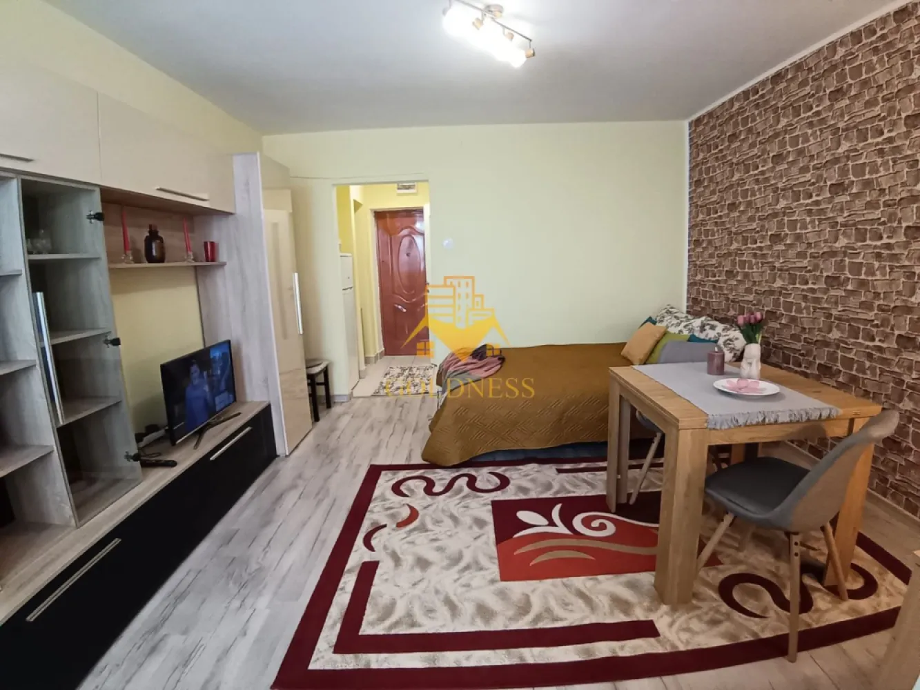 1 camera, Gheorgheni, Iulius Mall, FSEGA, Detunata, Unirii, Panemar - GOLDNESS Imobiliare vă propune spre închiriere un apartament cu 1 camere complet mobilat și utilat, la etajul 6 într-un imobil de 10 etaje, în Cartierul Gheorgheni.
Se află în apropierea stațiilor de transport în comun, magazine, restaurante, spații verzi, farmacii, etc. 

Apartamentul este compartimentat astfel:
 - camera cu pat matrimonial, dressing, noptiere
 - bucătărie complet utilată și mobilată, loc de servit masa 
 - baie cu cabina de dus, calorifer port prosop și dulap pentru depozitare.

Imobilul este dotat cu toate cele necesare- termoficare, frigider, aragaz, hotă, mașină de spălat haine, etc. 

Dacă sunteți interesați de acest apartament și doriți să îl vizionați, dar și pentru alte oferte nu ezitați să ne contactați telefonic sau prin e-mail. Vă stăm la dispoziție!
Pentru intermediere se percepe un comision de 50% din prețul chiriei!