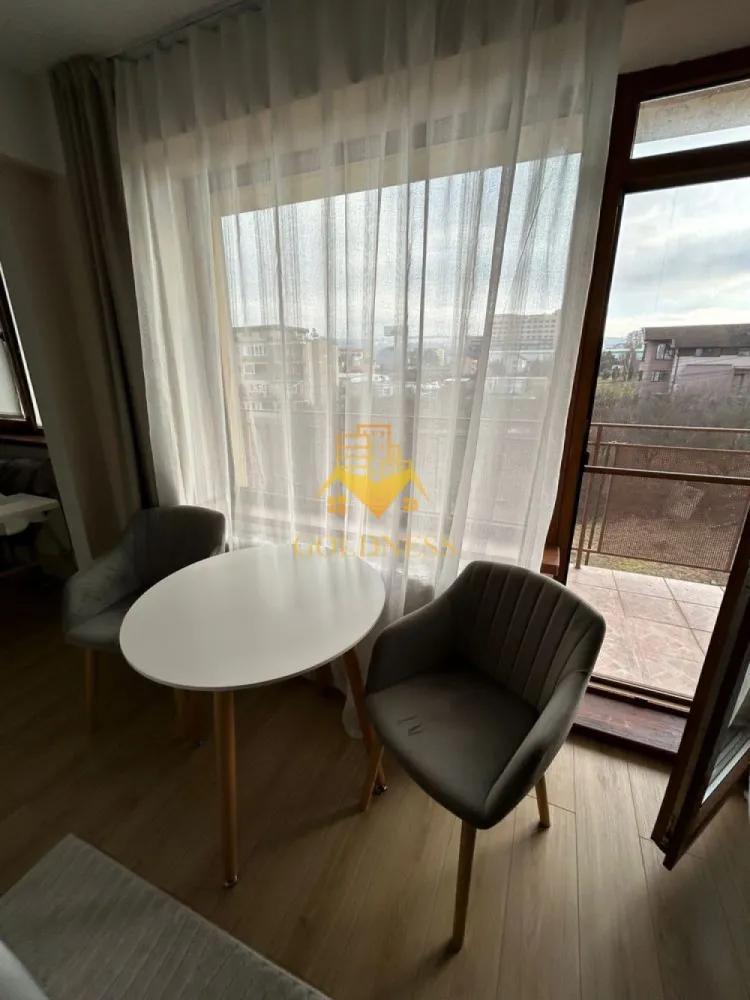 1 camera, Zorilor, Prima închiriere,Calea Turzii,Panemar, Leroy Merlin - GOLDNESS Imobiliare vă propune spre închiriere un apartament cu 1 camere complet mobilat și utilat, la etajul 2 într-un imobil de 3 etaje, în Cartierul Zorilor.
Posibilitate loc de parcare în zona la liber.
Se află în apropierea stațiilor de transport în comun, magazine, restaurante, spații verzi, farmacii, etc. 

Apartamentul este compartimentat astfel:
 - camera cu canapea extensibilă , dressing, noptiere
 - bucătărie complet utilată și mobilată, loc de servit masa 
 - baie cu cabina de dus, calorifer port prosop și dulap pentru depozitare.
 - balcon 3mp.

Imobilul este dotat cu toate cele necesare- centrală proprie, frigider, aragaz, hotă, mașină de spălat haine, etc. 

Dacă sunteți interesați de acest apartament și doriți să îl vizionați, dar și pentru alte oferte nu ezitați să ne contactați telefonic sau prin e-mail. Vă stăm la dispoziție!
Pentru intermediere se percepe un comision de 50% din prețul chiriei!