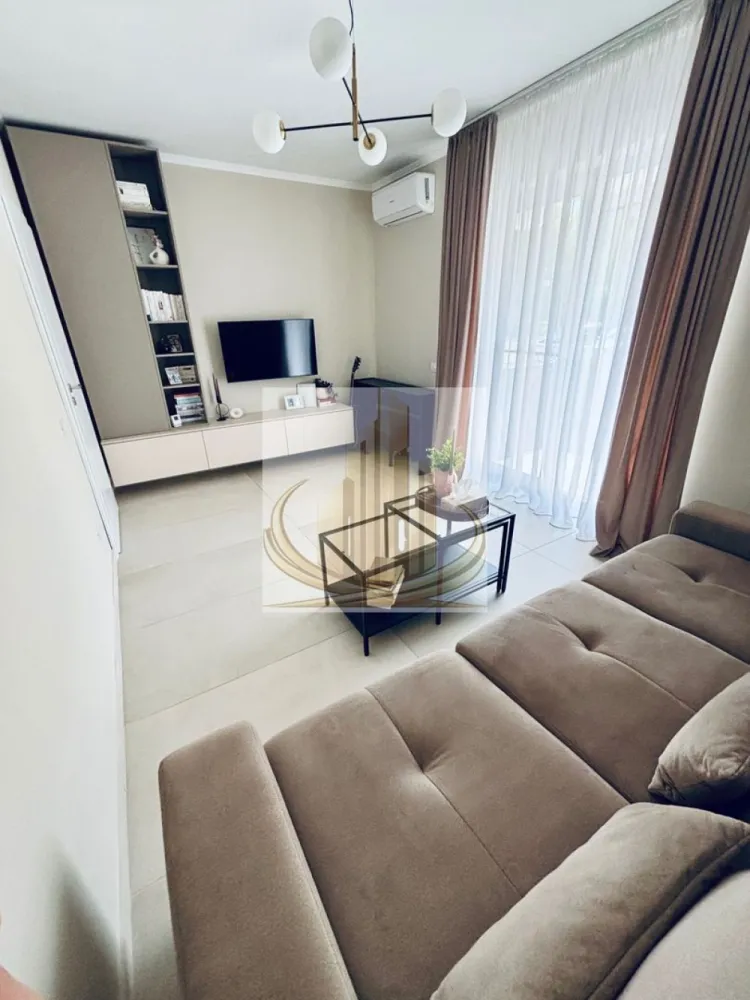 ✨🏡 Apartament 2 camere premium cu terasa generoasa-Giroc - ✨🏡 Apartament 2 camere premium cu terasă generoasă și parcare – Giroc 🏡✨

🔑 Grand Mobilis Imobiliare vă propune spre vânzare un apartament modern cu 2 camere, situat în Giroc, zona Aleea cu Plopi, într-un imobil nou cu regim de înălțime P+3, amplasat într-o zonă liniștită și foarte bine conectată la principalele puncte de interes. 🌿

📅 Apartamentul a fost achiziționat în 2024, este complet mobilat și utilat, amenajat cu atenție la detalii și pregătit pentru mutare imediată, fără investiții suplimentare. ✅

📐 Suprafață:
▪️ 52,8 mp utili
▪️ Terasă spațioasă de 15,8 mp ☀️
▪️ 68,6 mp total

🛋️ Compartimentare:
✔️ Living luminos
✔️ Dormitor
✔️ Bucătărie
✔️ Baie
✔️ Hol
✔️ Terasă ideală pentru relaxare 🌿

⭐ Dotări și beneficii:
🔹 Mobilier realizat la comandă – design modern
🔹 Bucătărie complet utilată
🔹 Încălzire în pardoseală + centrală proprie
🔹 Aer condiționat ❄️
🔹 Geamuri tripan
🔹 Construcție din cărămidă
🔹 Orientare sudică ☀️
🔹 Sistem de supraveghere video 📹
🔹 Loc de parcare privat inclus în CF, cu acces prin barieră 🚗
🔹 Clasă energetică A

📍 Localizare excelentă:
Acces rapid către Timișoara și în apropiere de:
🛒 Lidl
🛒 Penny
🛒 Profi
🛒 Prospero
🏛️ Primărie
🚌 Mijloace de transport în comun

💶 Preț: 125.000 Euro 

📄 Acte în regulă
🔑 Disponibil imediat

📞 Pentru mai multe informații sau programarea unei vizionări, contactați echipa Grand Mobilis Imobiliare!
ID intern CP3097261