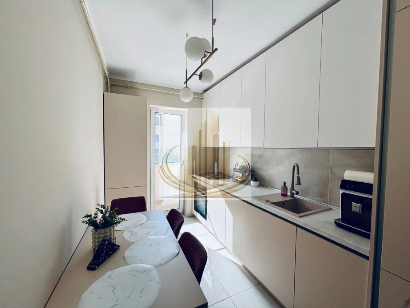 ✨🏡 Apartament 2 camere premium cu terasa generoasa-Giroc - ✨🏡 Apartament 2 camere premium cu terasă generoasă și parcare – Giroc 🏡✨

🔑 Grand Mobilis Imobiliare vă propune spre vânzare un apartament modern cu 2 camere, situat în Giroc, zona Aleea cu Plopi, într-un imobil nou cu regim de înălțime P+3, amplasat într-o zonă liniștită și foarte bine conectată la principalele puncte de interes. 🌿

📅 Apartamentul a fost achiziționat în 2024, este complet mobilat și utilat, amenajat cu atenție la detalii și pregătit pentru mutare imediată, fără investiții suplimentare. ✅

📐 Suprafață:
▪️ 52,8 mp utili
▪️ Terasă spațioasă de 15,8 mp ☀️
▪️ 68,6 mp total

🛋️ Compartimentare:
✔️ Living luminos
✔️ Dormitor
✔️ Bucătărie
✔️ Baie
✔️ Hol
✔️ Terasă ideală pentru relaxare 🌿

⭐ Dotări și beneficii:
🔹 Mobilier realizat la comandă – design modern
🔹 Bucătărie complet utilată
🔹 Încălzire în pardoseală + centrală proprie
🔹 Aer condiționat ❄️
🔹 Geamuri tripan
🔹 Construcție din cărămidă
🔹 Orientare sudică ☀️
🔹 Sistem de supraveghere video 📹
🔹 Loc de parcare privat inclus în CF, cu acces prin barieră 🚗
🔹 Clasă energetică A

📍 Localizare excelentă:
Acces rapid către Timișoara și în apropiere de:
🛒 Lidl
🛒 Penny
🛒 Profi
🛒 Prospero
🏛️ Primărie
🚌 Mijloace de transport în comun

💶 Preț: 125.000 Euro 

📄 Acte în regulă
🔑 Disponibil imediat

📞 Pentru mai multe informații sau programarea unei vizionări, contactați echipa Grand Mobilis Imobiliare!
ID intern CP3097261