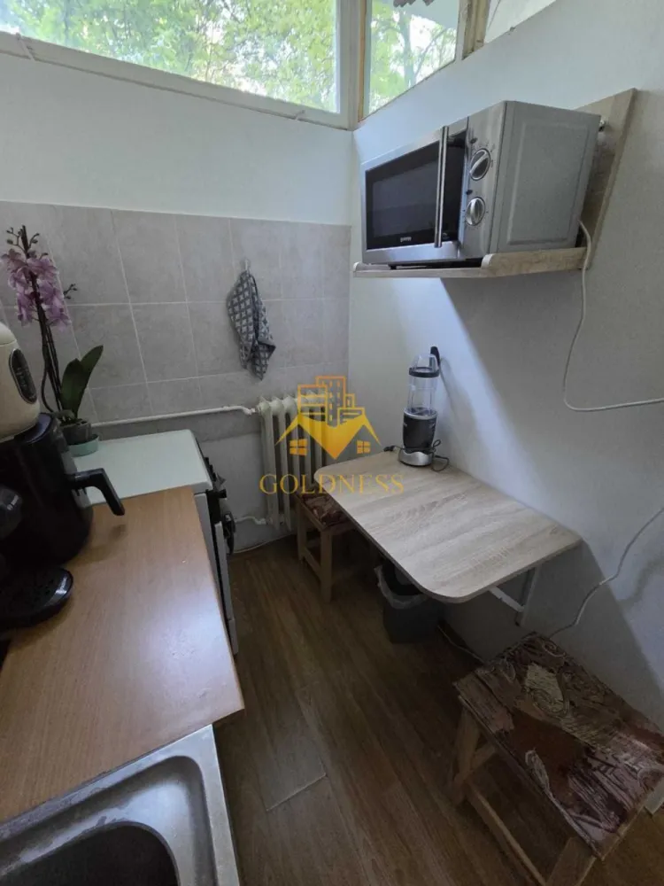 1 camera, Gheorgheni, FSEGA, Iulius Mall, Unirii, Detunată - GOLDNESS Imobiliare vă propune spre închiriere un apartament cu 1 camere complet mobilat și utilat, la etajul 2 într-un imobil de 10 etaje, în Cartierul Gheorgheni.
Se află în apropierea stațiilor de transport în comun, magazine, restaurante, spații verzi, farmacii, etc. 

Apartamentul este compartimentat astfel:
 - camera cu pat matrimonial, dressing, noptiere
 - bucătărie complet utilată și mobilată, loc de servit masa 
 - baie cu cada, calorifer port prosop și dulap pentru depozitare.
 - balcon 3mp.

Imobilul este dotat cu toate cele necesare- termoficare, frigider, aragaz, hotă, mașină de spălat haine, etc. 

Dacă sunteți interesați de acest apartament și doriți să îl vizionați, dar și pentru alte oferte nu ezitați să ne contactați telefonic sau prin e-mail. Vă stăm la dispoziție!
Pentru intermediere se percepe un comision de 50% din prețul chiriei!