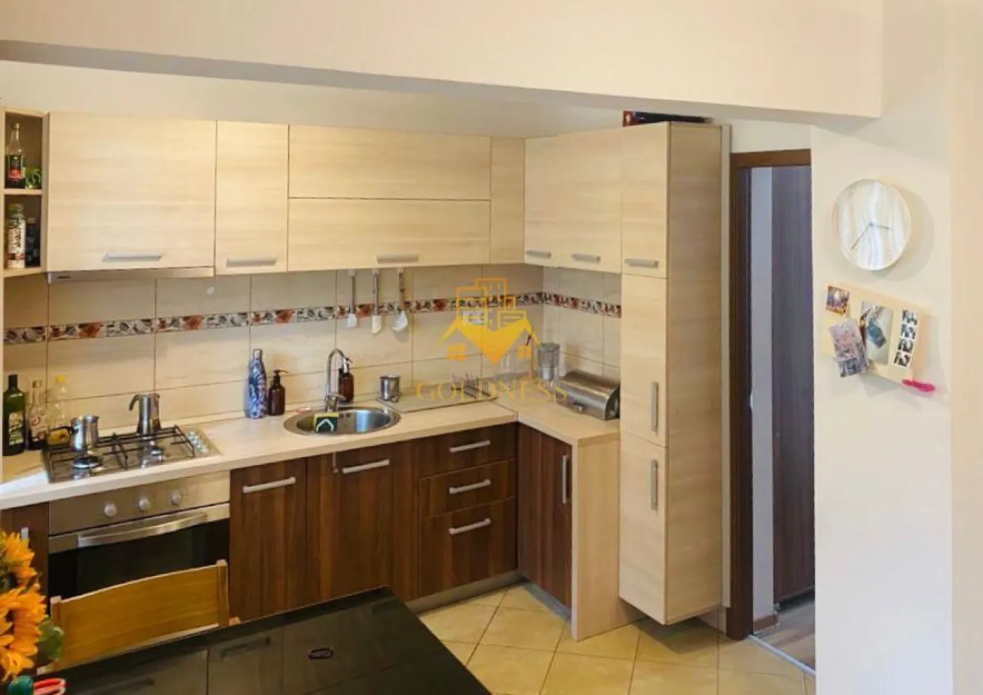 2 camere, decomandate, Ultracentral, I.C Bratianu Zona Blvd. Eroilor - GOLDNESS Imobiliare vă propune spre închiriere un apartament cu 2 camere decomandate complet mobilate și utilate, la Parter într-un imobil de 1 etaje, în zona Ultracentrala.

Se află în apropierea stațiilor de transport în comun, magazine, restaurante, spații verzi, farmacii, etc. 

Apartamentul este compartimentat astfel:
 - 2 dormitoare, mobilata complet
 - bucatarie complet mobilata, utilata, loc de luat masa
 - baie cu cada, calorifer port prosop și dulap pentru depozitare.
 - balcon de 4mp

Imobilul este dotat cu toate cele necesare- centrală proprie, frigider, aragaz, hotă, mașină de spălat haine, etc. 

Dacă sunteți interesați de acest apartament și doriți să îl vizionați, dar și pentru alte oferte nu ezitați să ne contactați telefonic sau prin e-mail. Vă stăm la dispoziție!

Pentru intermediere se percepe un comision de 50% din prețul chiriei!