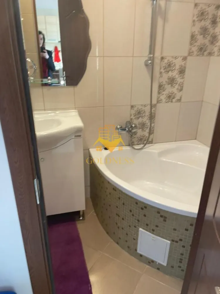 2 camere, decomandate, Ultracentral, I.C Bratianu Zona Blvd. Eroilor - GOLDNESS Imobiliare vă propune spre închiriere un apartament cu 2 camere decomandate complet mobilate și utilate, la Parter într-un imobil de 1 etaje, în zona Ultracentrala.

Se află în apropierea stațiilor de transport în comun, magazine, restaurante, spații verzi, farmacii, etc. 

Apartamentul este compartimentat astfel:
 - 2 dormitoare, mobilata complet
 - bucatarie complet mobilata, utilata, loc de luat masa
 - baie cu cada, calorifer port prosop și dulap pentru depozitare.
 - balcon de 4mp

Imobilul este dotat cu toate cele necesare- centrală proprie, frigider, aragaz, hotă, mașină de spălat haine, etc. 

Dacă sunteți interesați de acest apartament și doriți să îl vizionați, dar și pentru alte oferte nu ezitați să ne contactați telefonic sau prin e-mail. Vă stăm la dispoziție!

Pentru intermediere se percepe un comision de 50% din prețul chiriei!