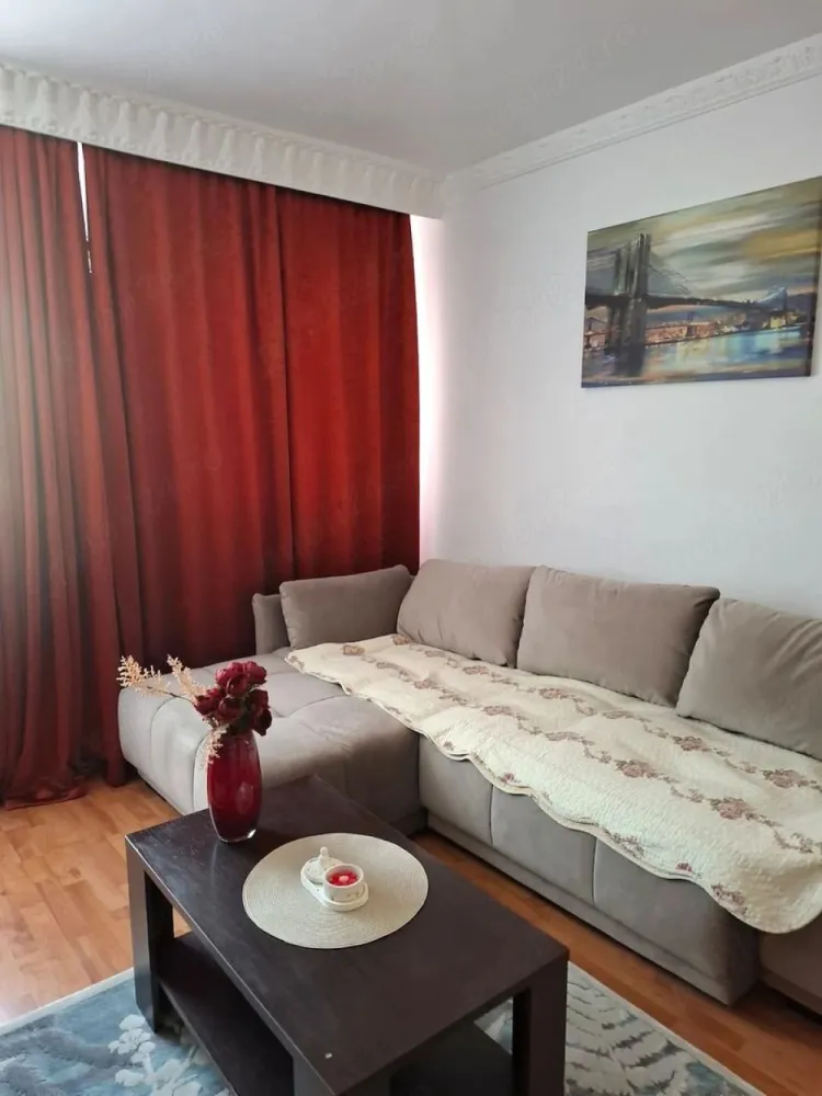 De inchiriat apartament cu 2 camere, Ireg, etajul 1, 400 euro - Vă propunem spre închiriere un apartament cu 2 camere, situat într-o zonă liniștită și accesibilă – Ireg, la etajul 1.
Locuința este complet renovată, amenajată cu bun gust și dispune de mobilier modern și electrocasnice necesare pentru un confort deplin. Apartamentul este luminos, primitor și pregătit pentru mutare imediată.
- Complet mobilat și utilat
- Renovare modernă
- Etaj 1
- Disponibil imediat.
 Preț: 400 Euro/lună
La incheierea contractului de inchiriere chiriasul va achita prima chirie, o garantie egala cu chiria si comisionul agentiei imobiliare.
Pentru detalii și programarea unei vizionări: 0746.252.252 Liliana Ene.