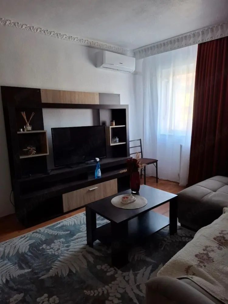 De inchiriat apartament cu 2 camere, Ireg, etajul 1, 400 euro - Vă propunem spre închiriere un apartament cu 2 camere, situat într-o zonă liniștită și accesibilă – Ireg, la etajul 1.
Locuința este complet renovată, amenajată cu bun gust și dispune de mobilier modern și electrocasnice necesare pentru un confort deplin. Apartamentul este luminos, primitor și pregătit pentru mutare imediată.
- Complet mobilat și utilat
- Renovare modernă
- Etaj 1
- Disponibil imediat.
 Preț: 400 Euro/lună
La incheierea contractului de inchiriere chiriasul va achita prima chirie, o garantie egala cu chiria si comisionul agentiei imobiliare.
Pentru detalii și programarea unei vizionări: 0746.252.252 Liliana Ene.